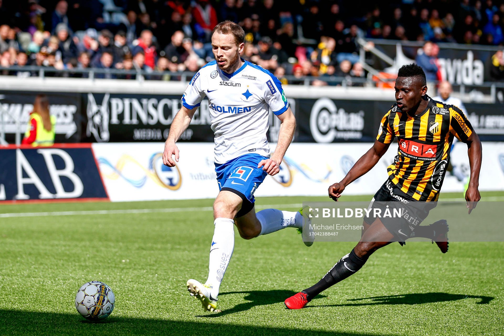 Norrköpings Jon Gudni Fjoluson och Häckens Alhassan Kamara