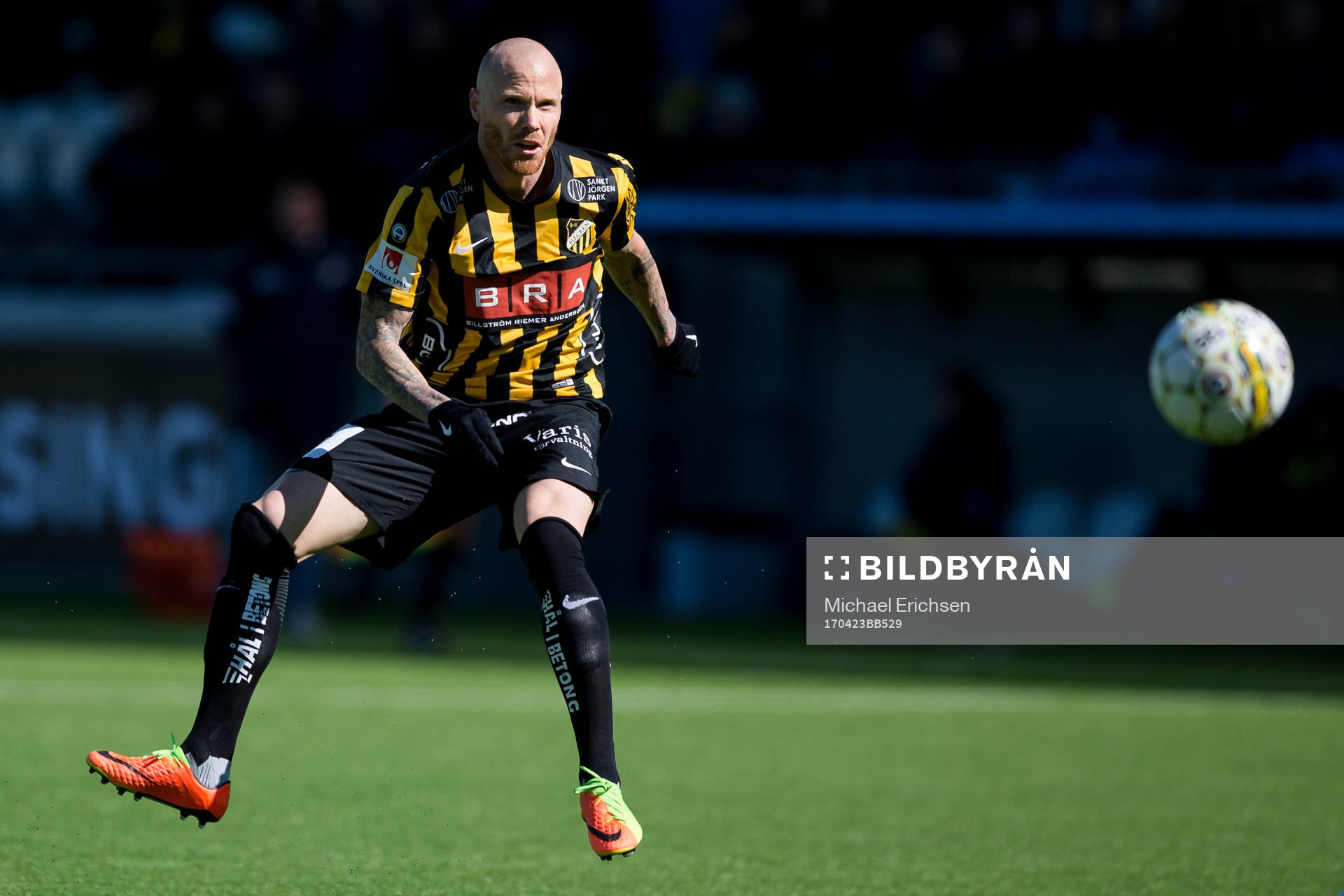 Häckens Alexander Farnerud skjuter ett skott