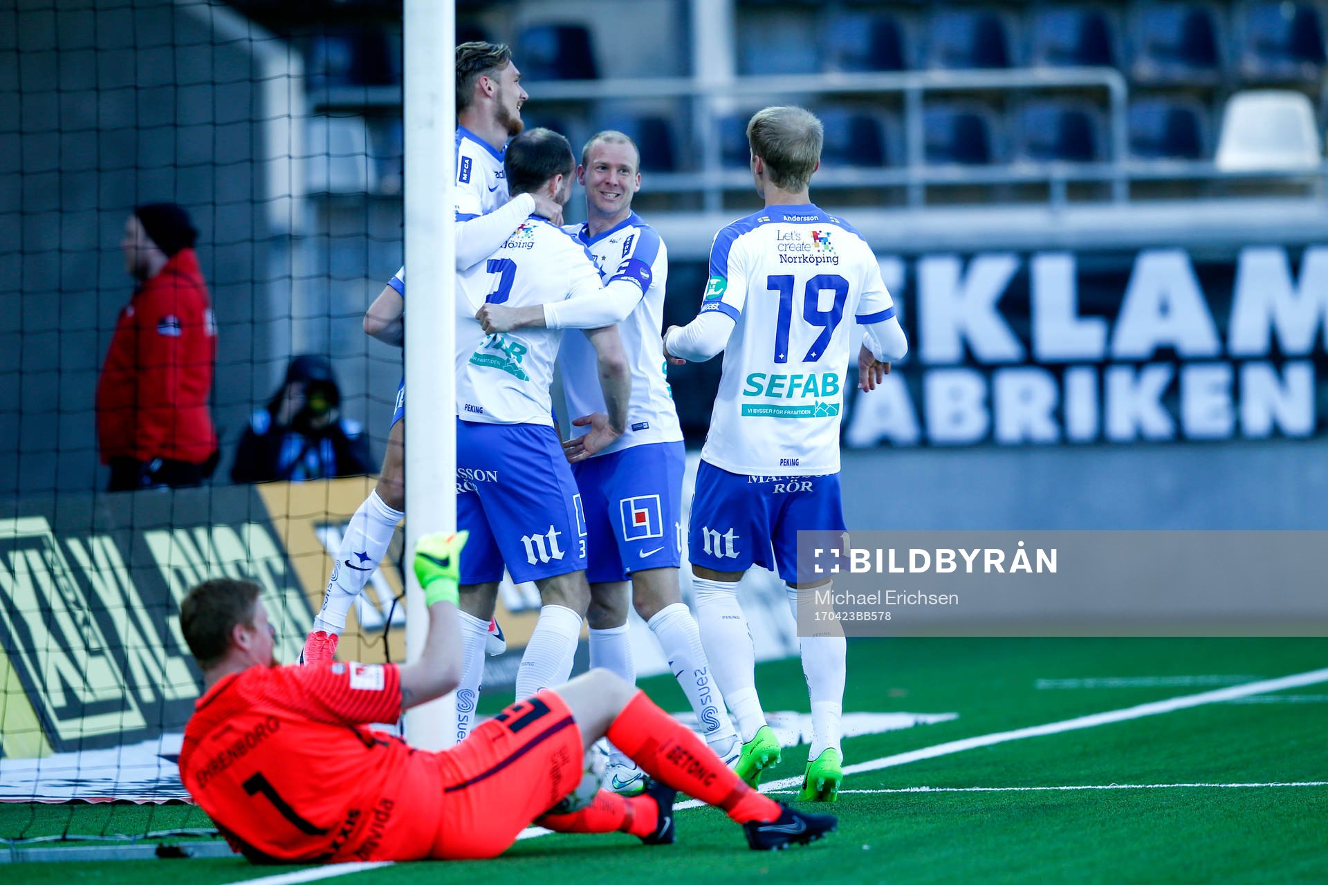 Norrköpings Jon Gudni Fjoluson jublar med lagkamrater och