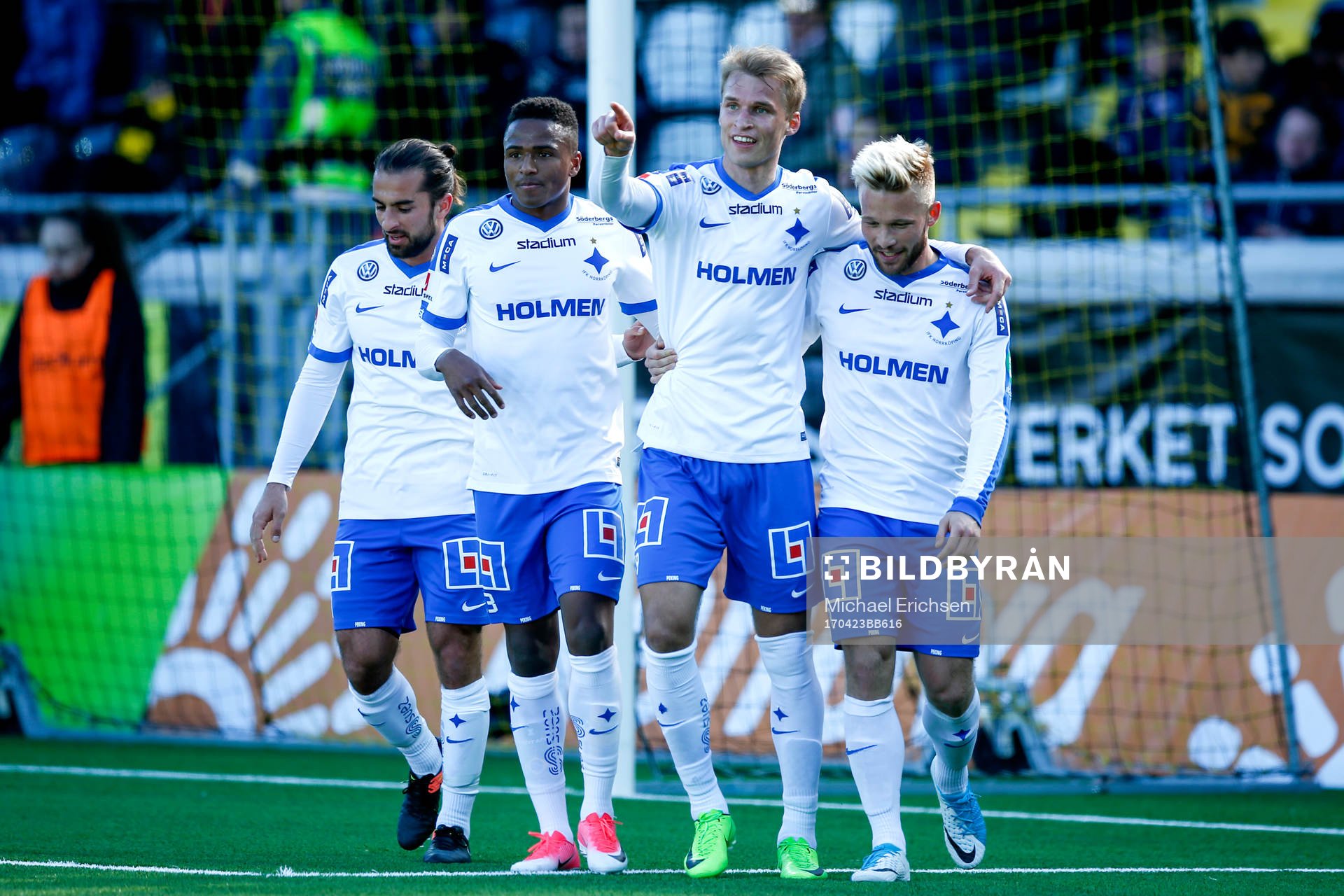 Norrköpings Sebastian Andersson jublar med lagkamrater