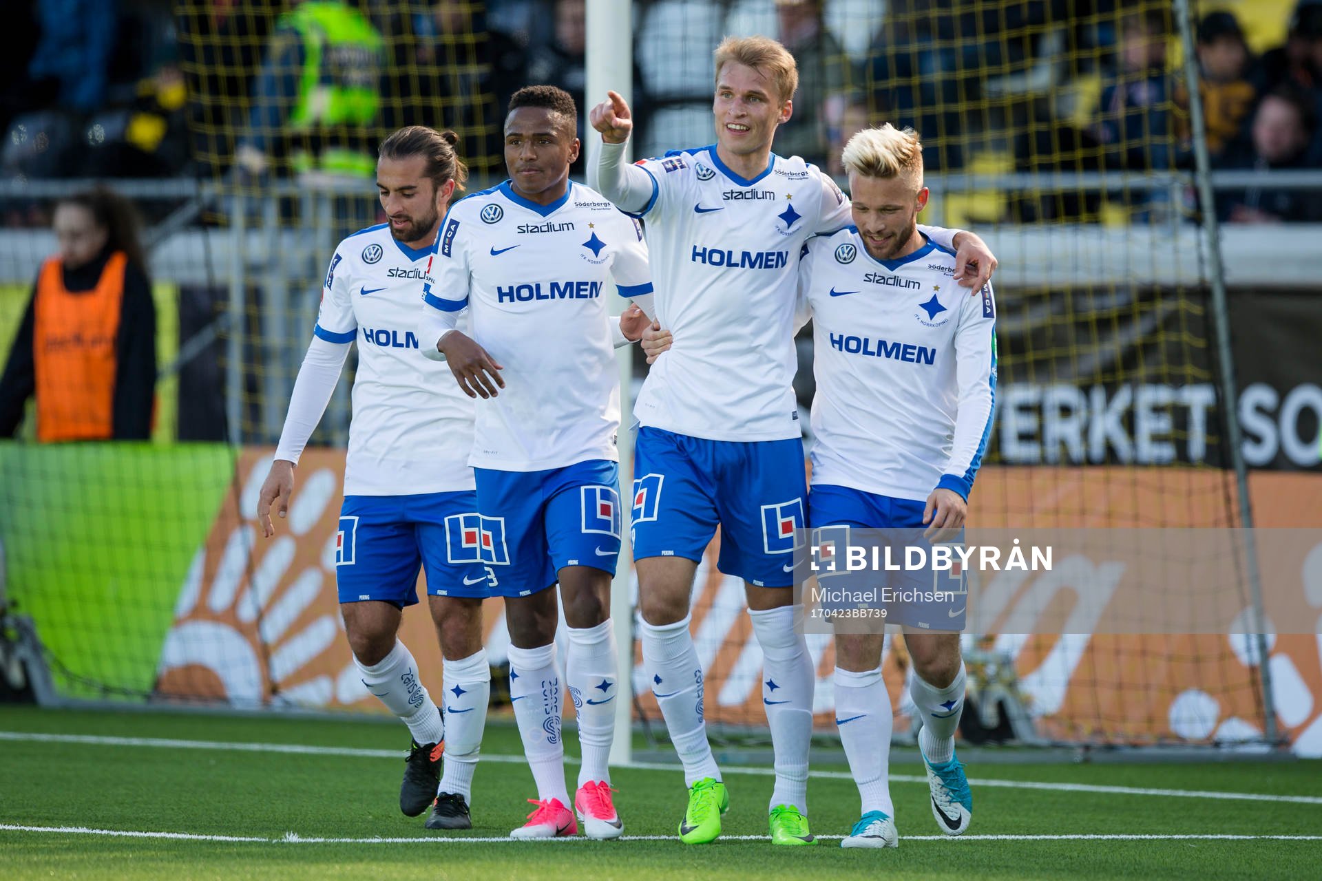 Norrköpings Sebastian Andersson jublar ihop med Niclas
