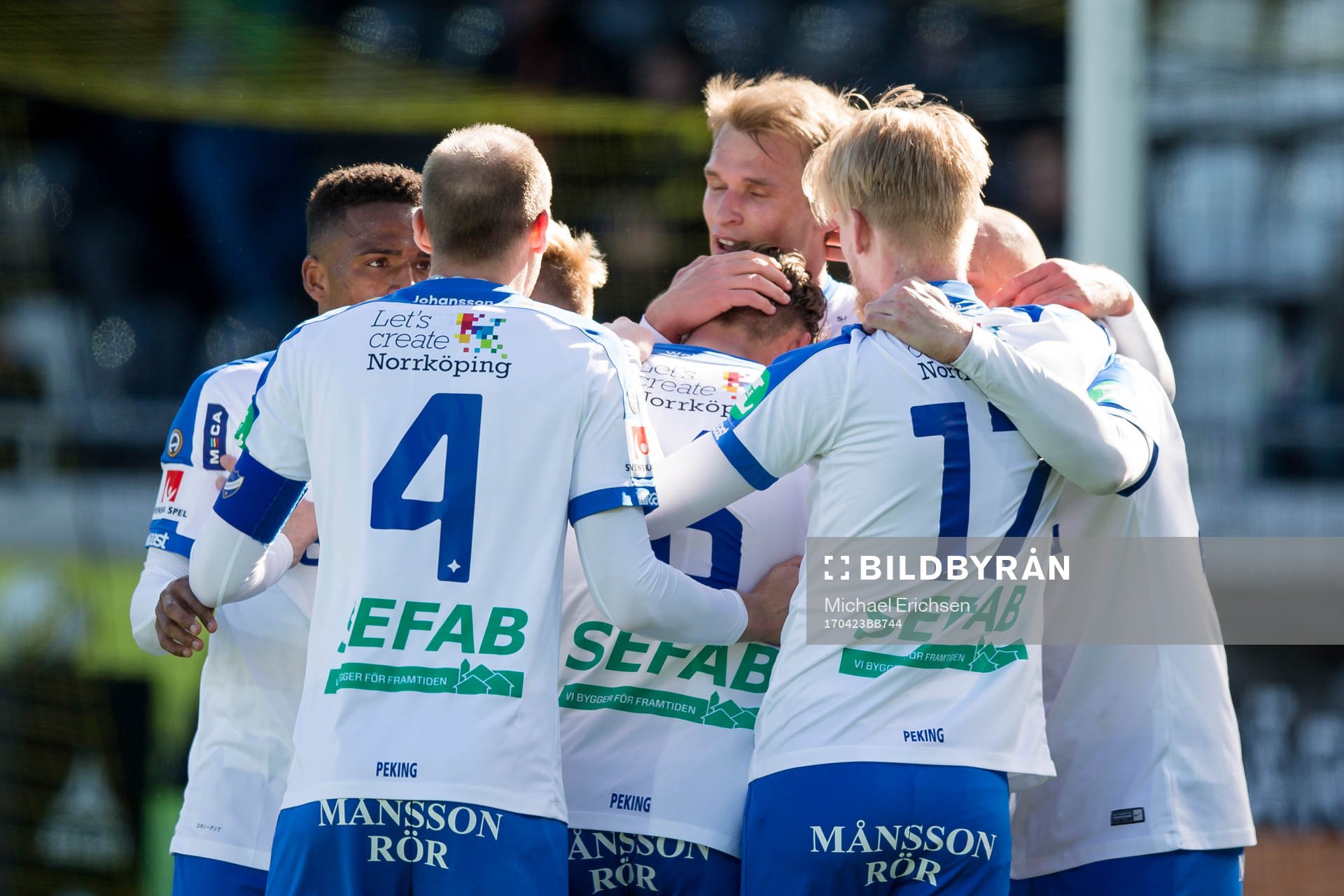 Norrköpings Sebastian Andersson jublar och omfamnas