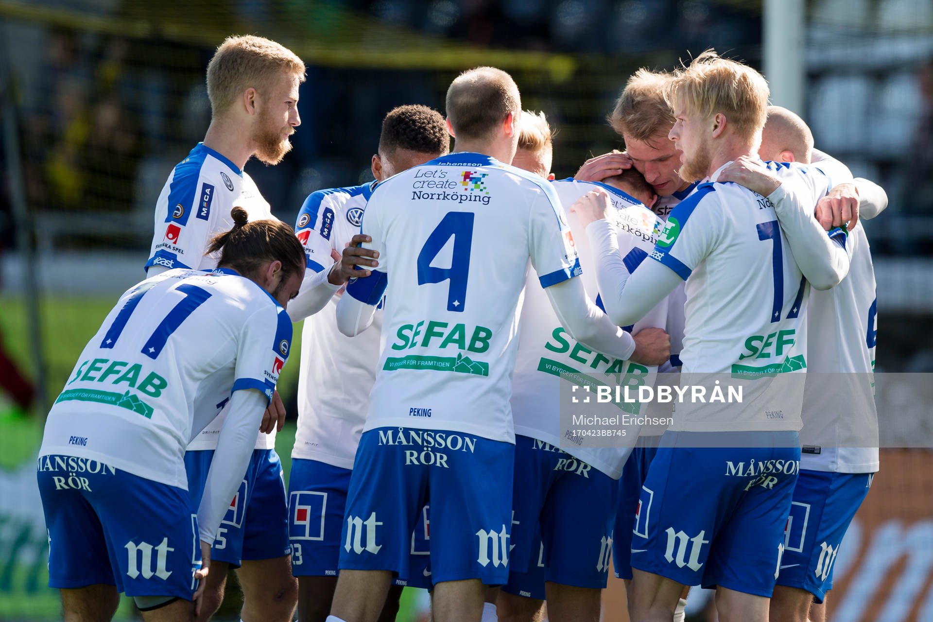 Norrköpings Sebastian Andersson jublar och omfamnas
