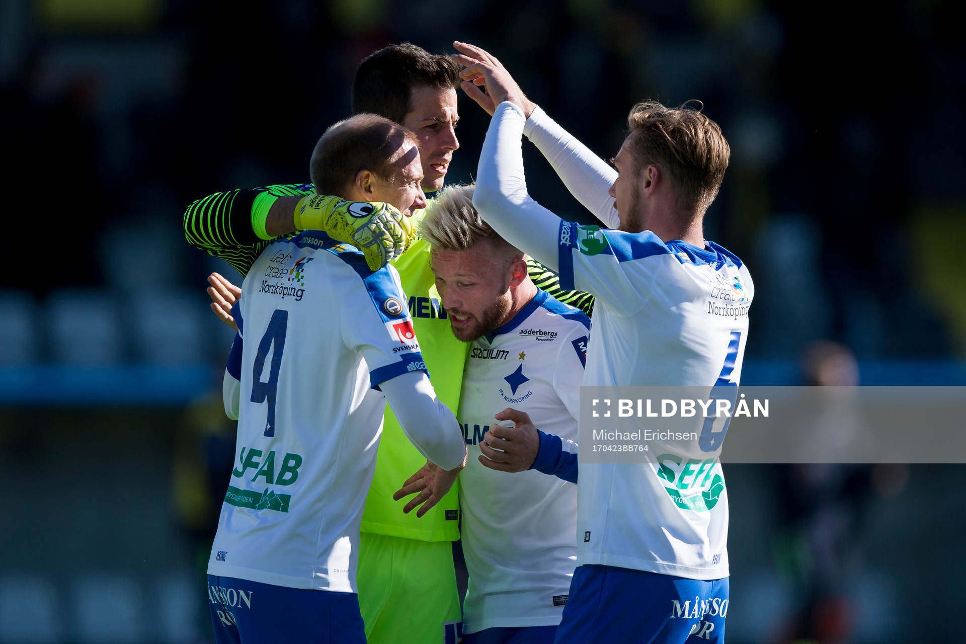 Norrköpings målvakt Michael Langer jublar ihop med Andreas Johansson, Nicklas Bärkroth och Linus Wahlqvist  efter fotbollsmatchen i allsvenskan mellan Häcken och Norrköping den 23 april 2017 i Göteborg.
