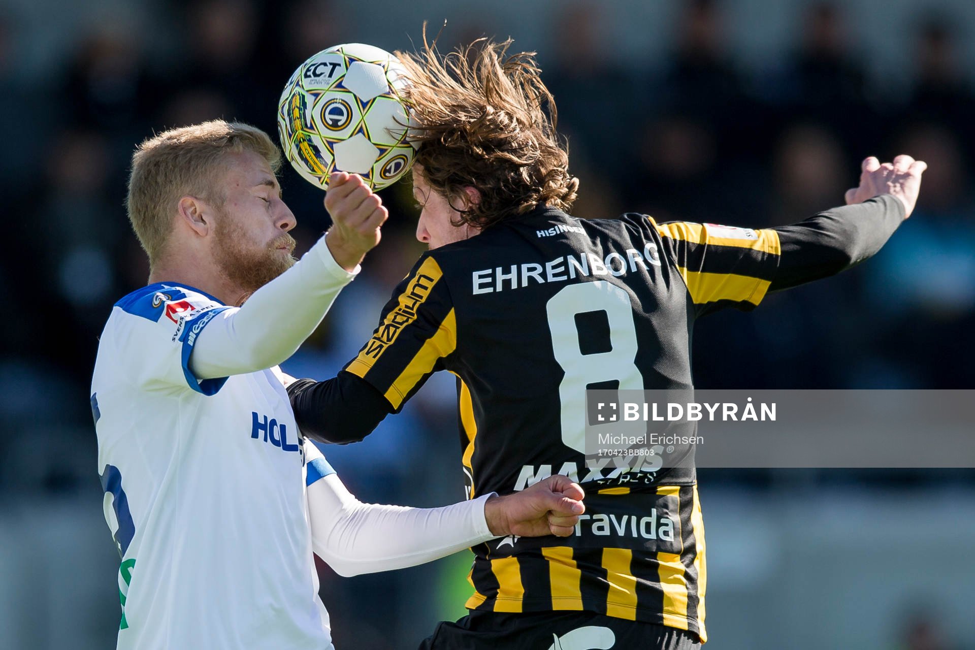 Norrköpings Filip Dagerstål i nickduell med Häckens Erik