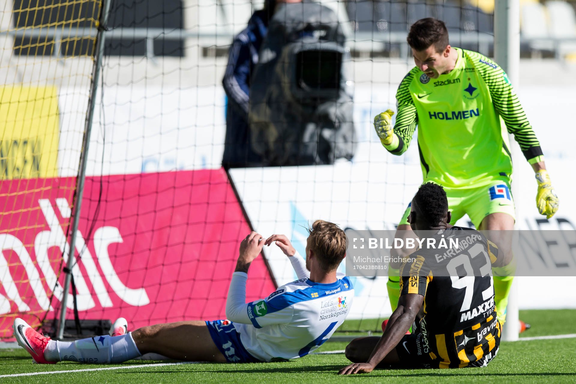 Norrköpings målvakt Michael Langer jublar över sin
