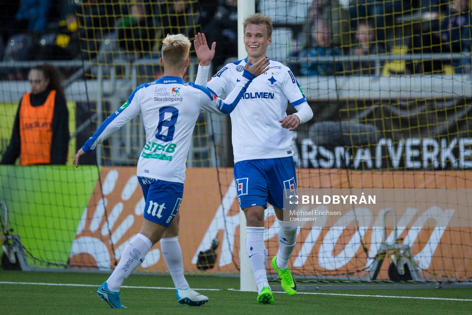 Norrköpings Sebastian Andersson jublar ihop med Nicklas