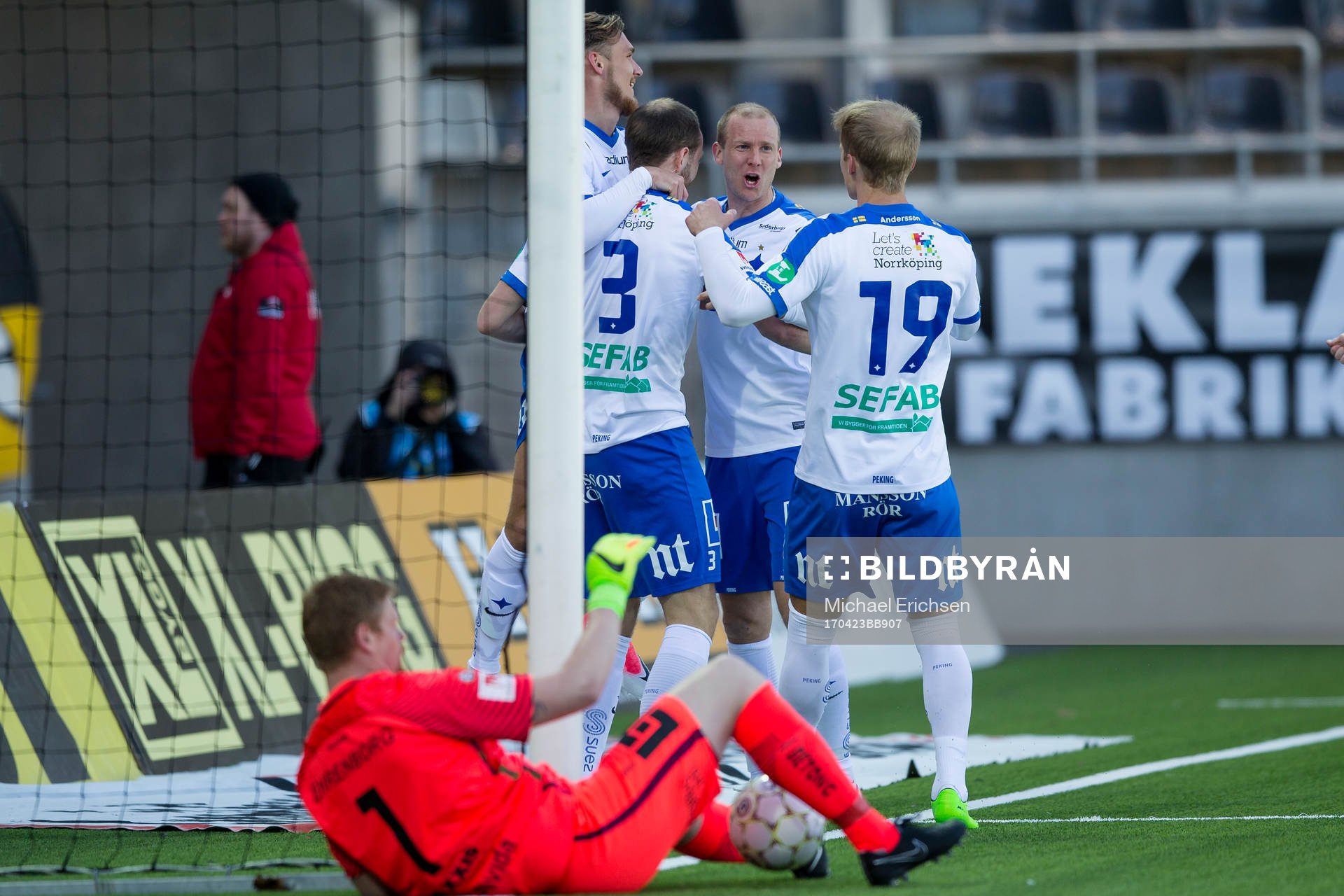 Norrköpings Jon Gudni Fjoluson jublar med lagkamrater