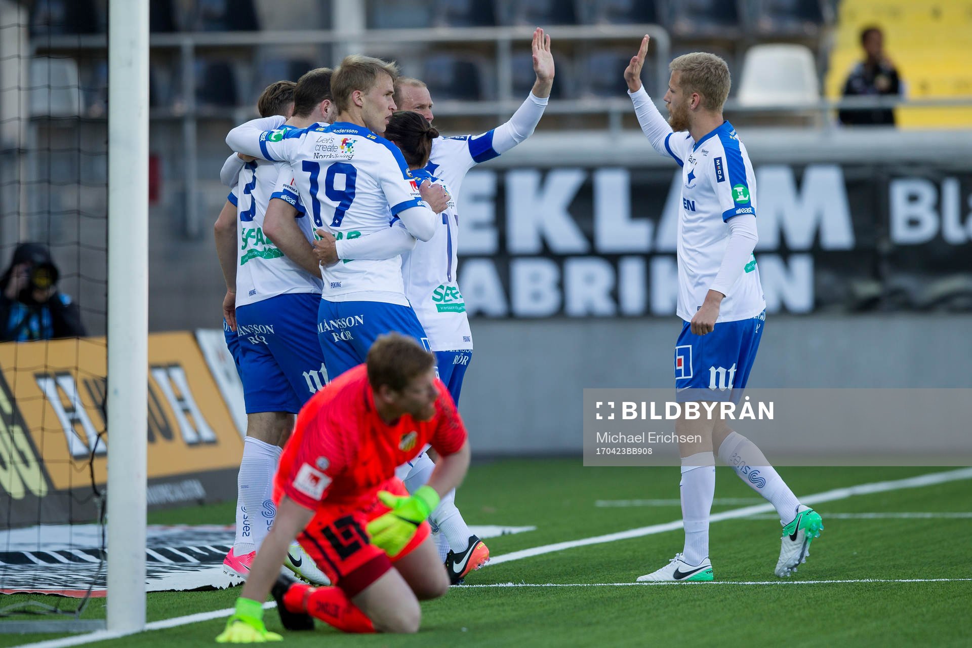 Norrköpings Jon Gudni Fjoluson jublar med lagkamrater
