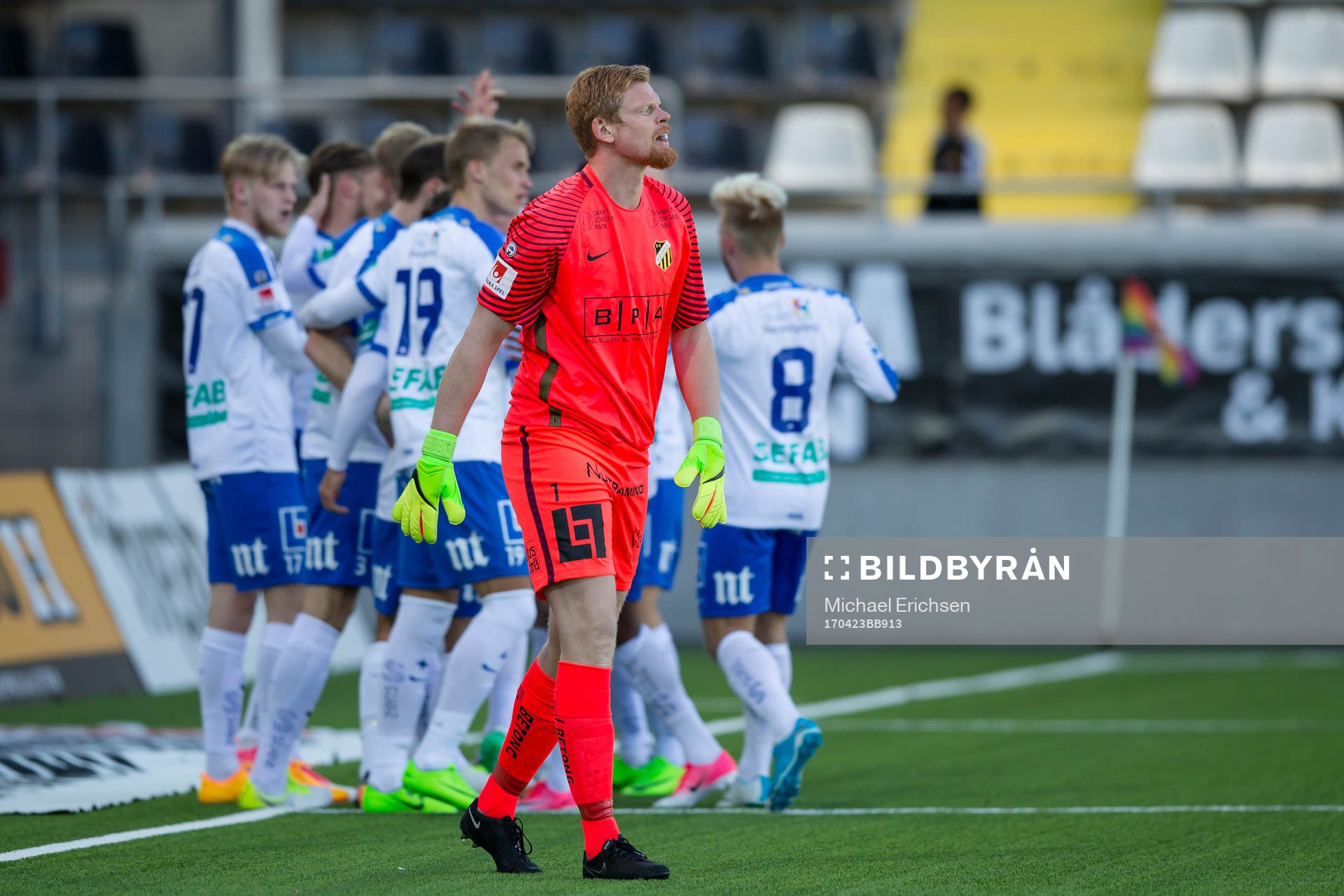 Norrköpings Jon Gudni Fjoluson jublar med lagkamrater