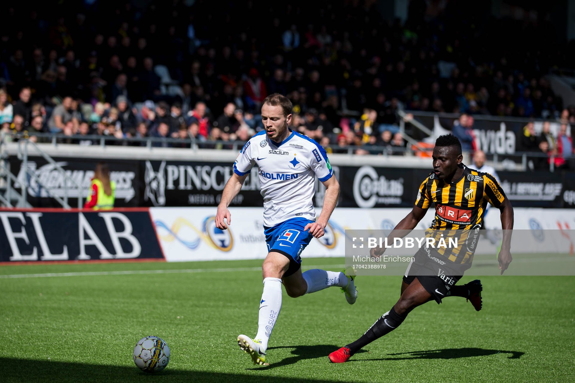 Norrköpings Jon Gudni Fjoluson före Häckens Alhassan