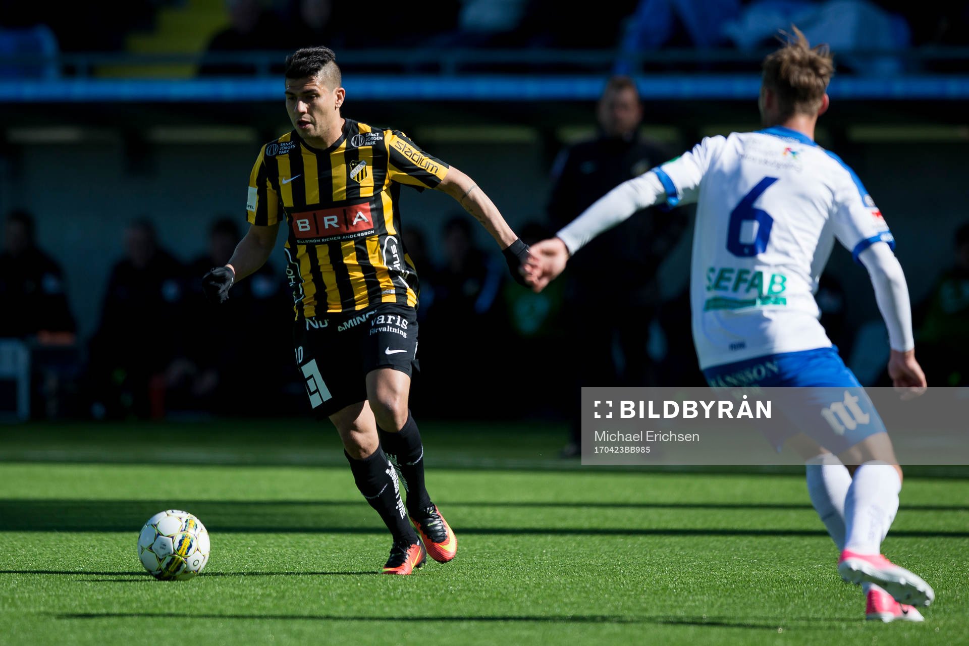 Häckens Paulinho mot Norrköpings Linus Wahlqvist