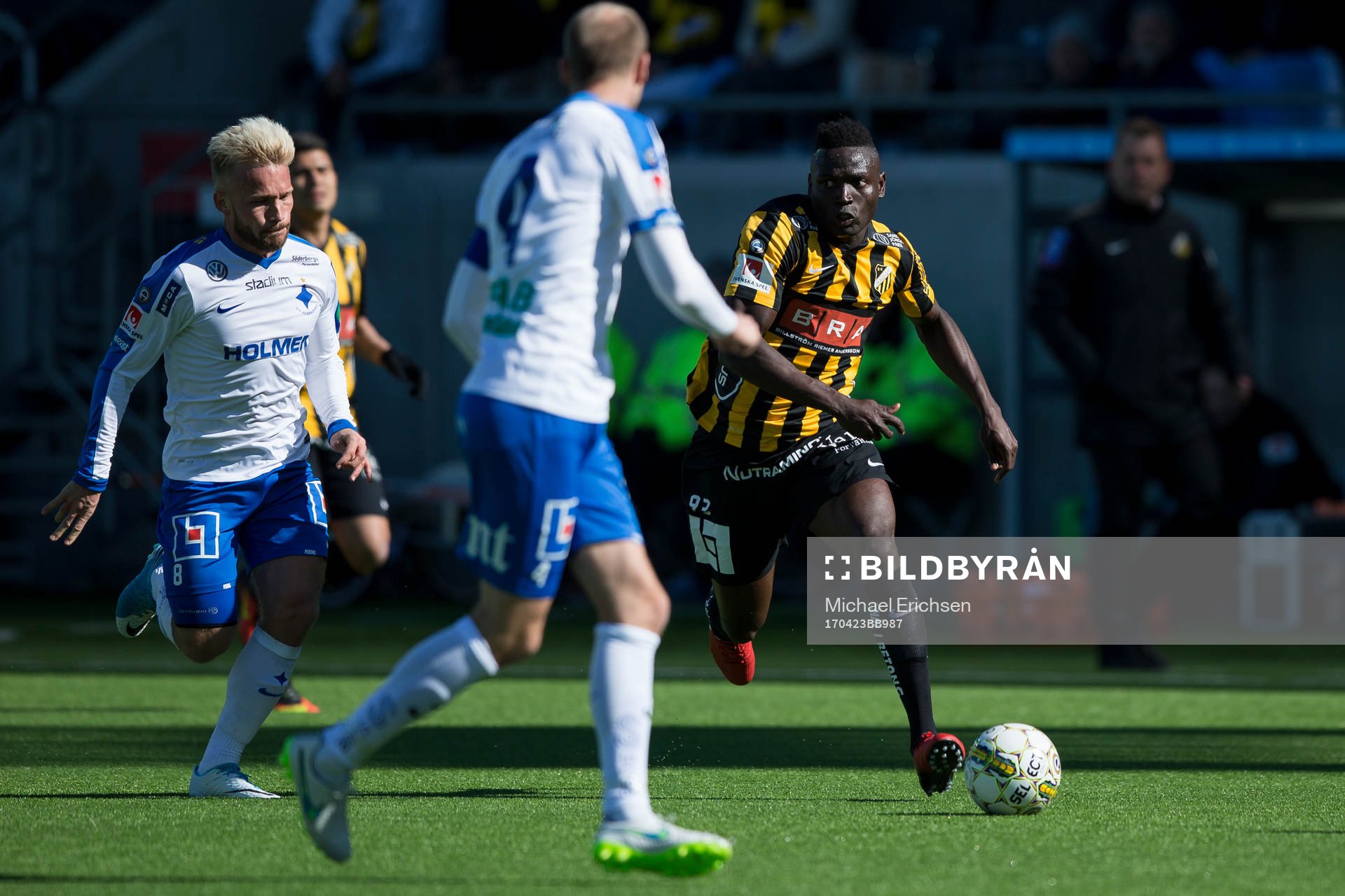 Norrköpings Nicklas Bärkroth mot Häckens Alhassan Kamara