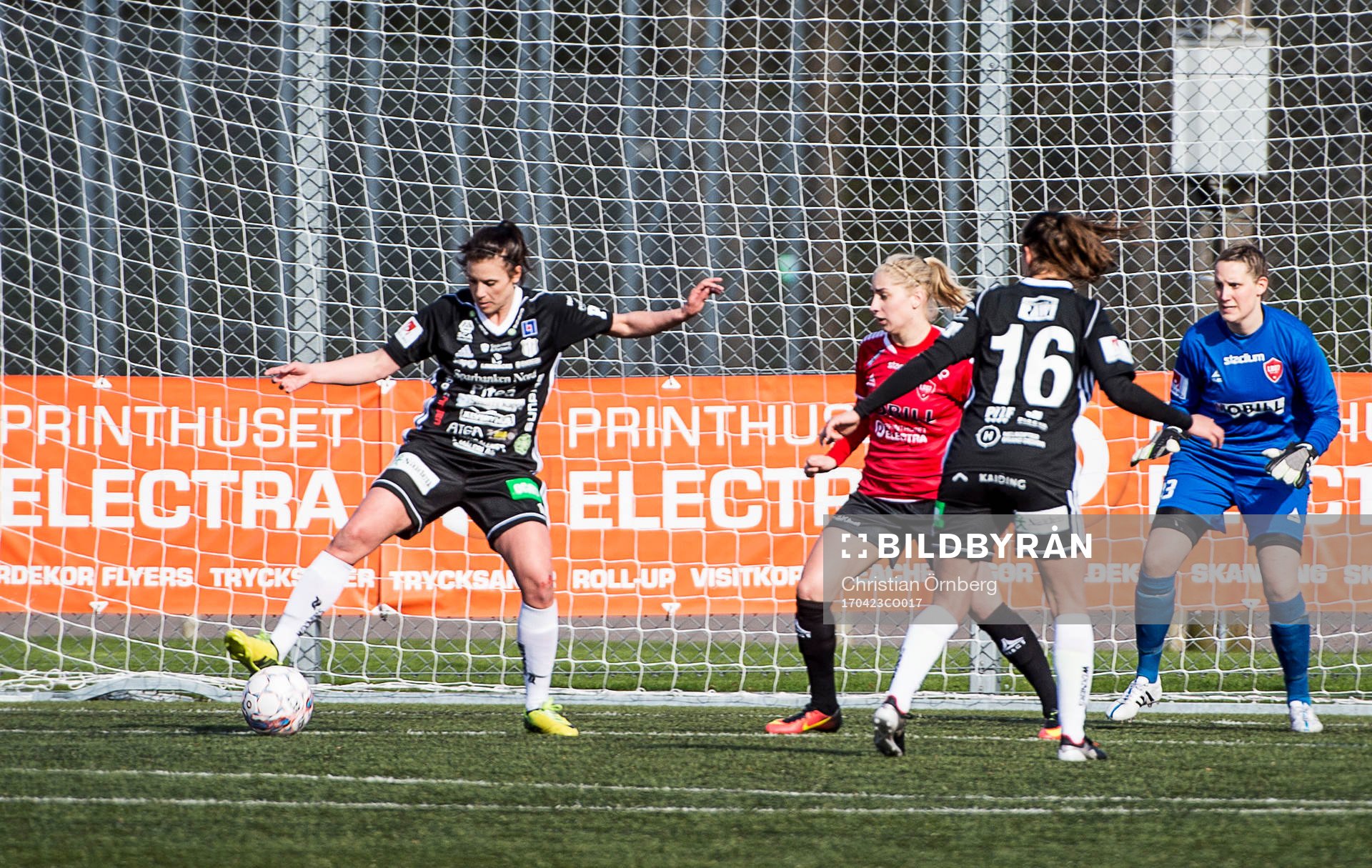 Piteås Hanna Pettersson gör 1-1 på LB07s målvakt Emma