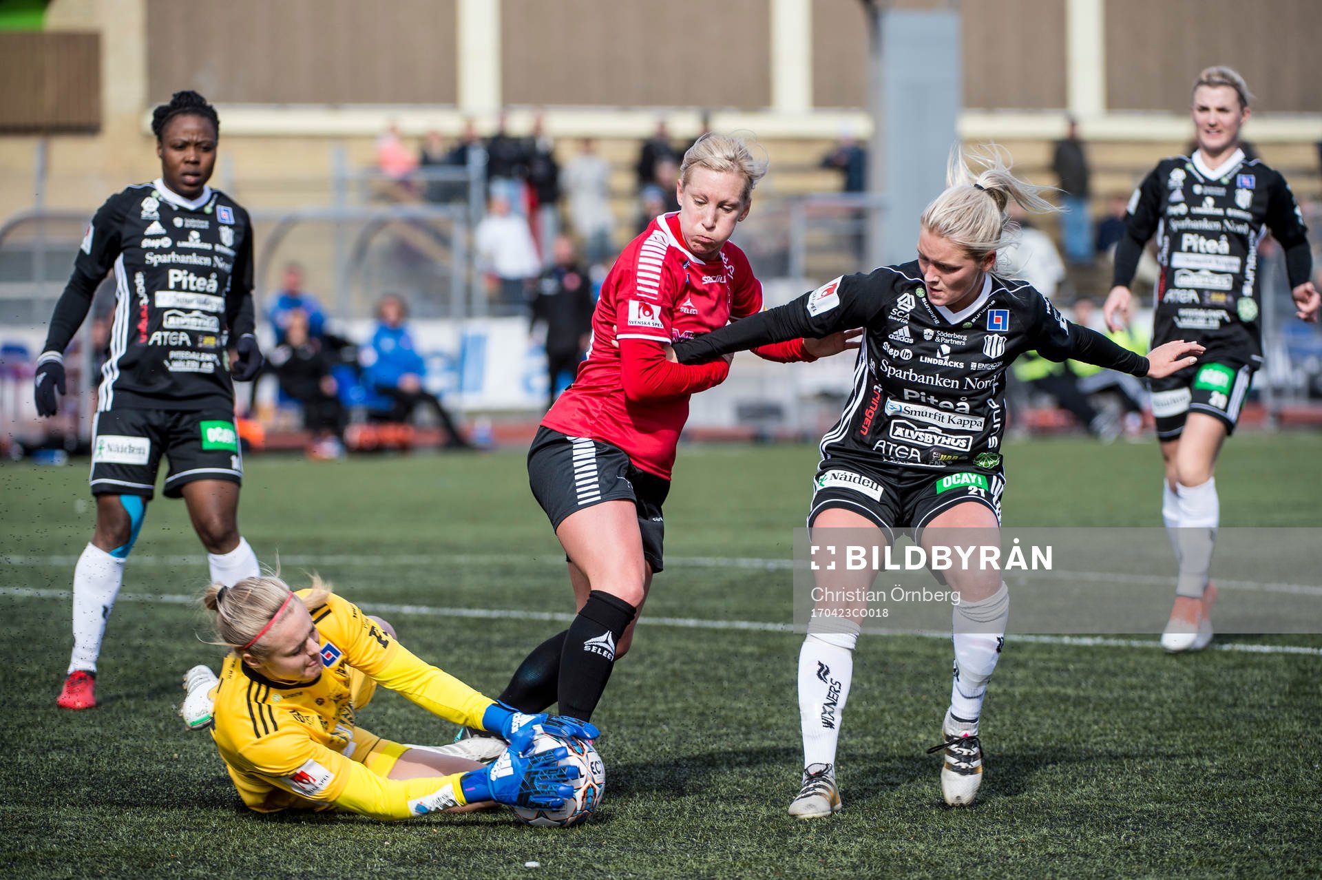 LB07s Mia Persson mot Piteås målvakt Hilda Carlén och