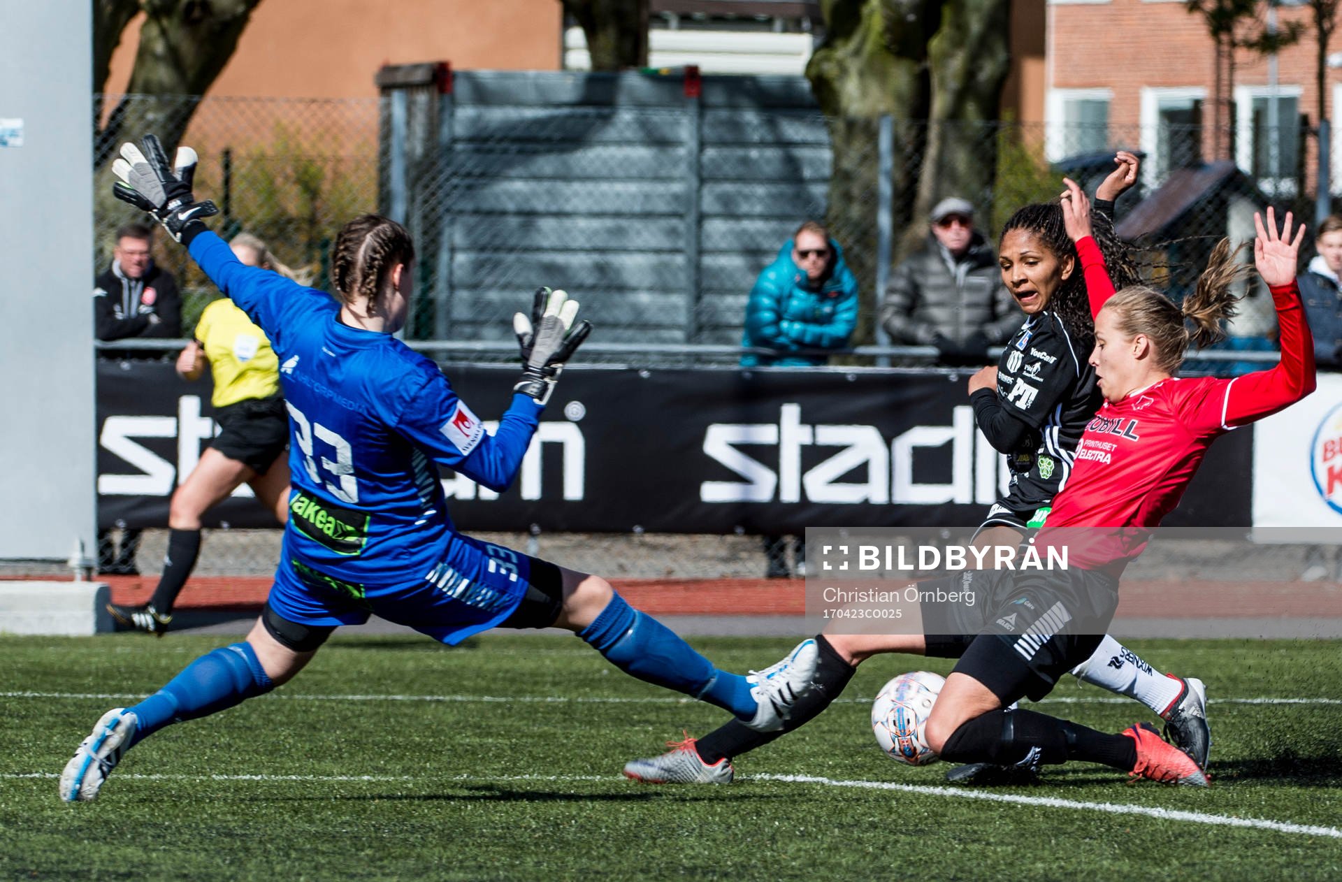 Piteås Madelen Janogy mot LB07s målvakt Emma Lind och