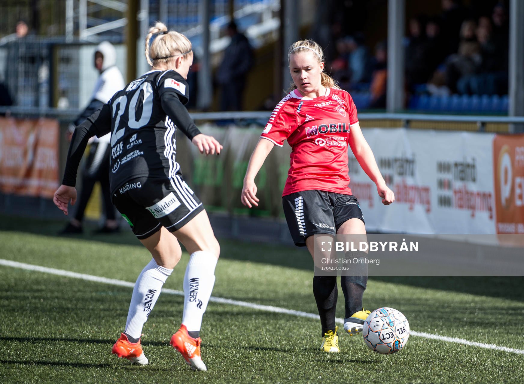 LB07s Iina Salmi mot Piteås Emelie Lövgren under fotbollsmatchen i Damallsvenskan mellan LB07 och Piteå den 23 april 2017 i Malmö.
