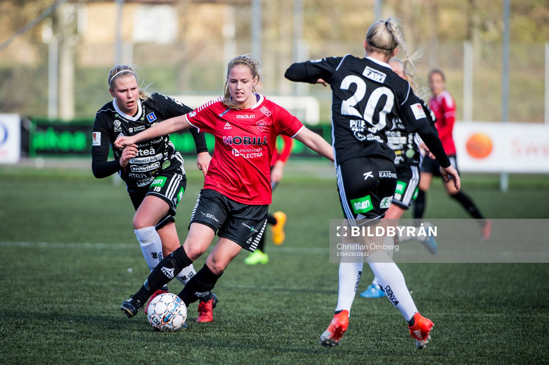 LB07s Michaela Johnsson mot Piteås Ellen Löfqvist och