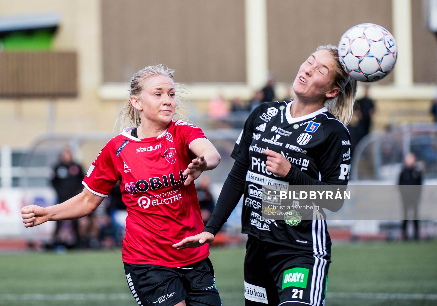 LB07s Alice Magnusson mot Piteås Ronja Aronsson under fotbollsmatchen i Damallsvenskan mellan LB07 och Piteå den 23 april 2017 i Malmö.