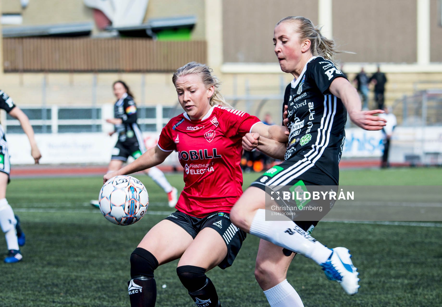 LB07s Alice Magnusson mot Piteås Julia Karlenäs under fotbollsmatchen i Damallsvenskan mellan LB07 och Piteå den 23 april 2017 i Malmö.