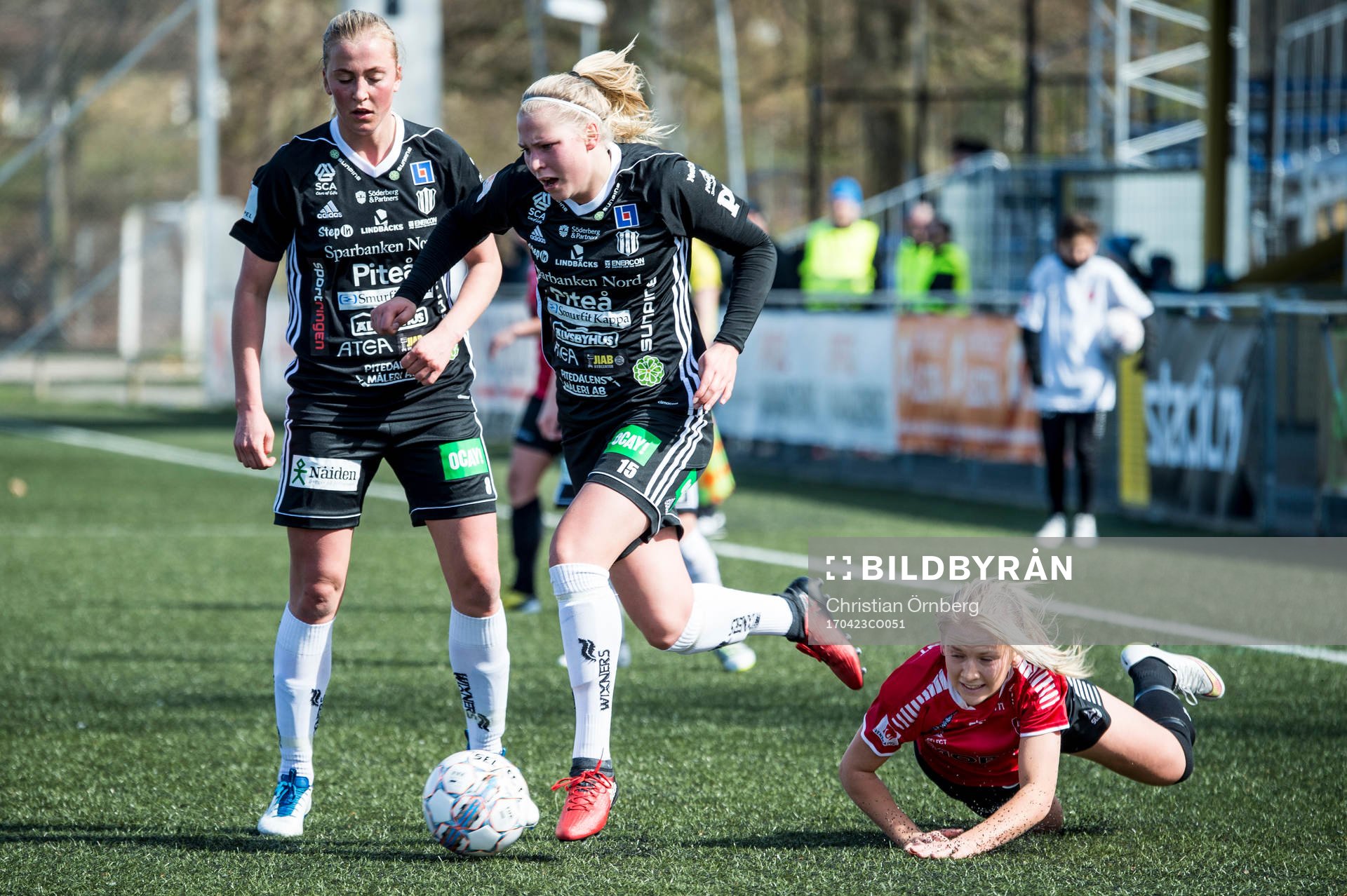 Piteås Julia Karlenäs och Ellen Löfqvist mot LB07s Alice Magnusson under fotbollsmatchen i Damallsvenskan mellan LB07 och Piteå den 23 april 2017 i Malmö.