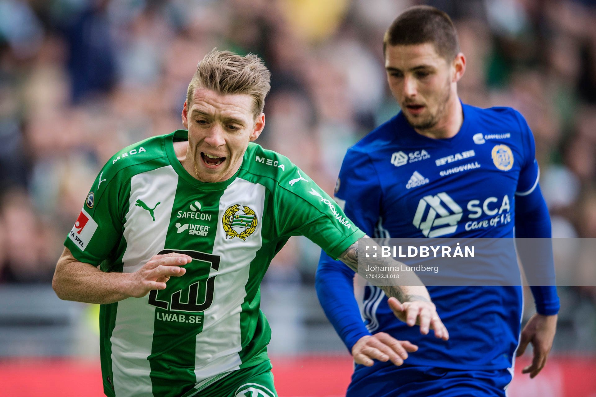 Hammarbys Birkir Már Saevarsson faller i en duell mot