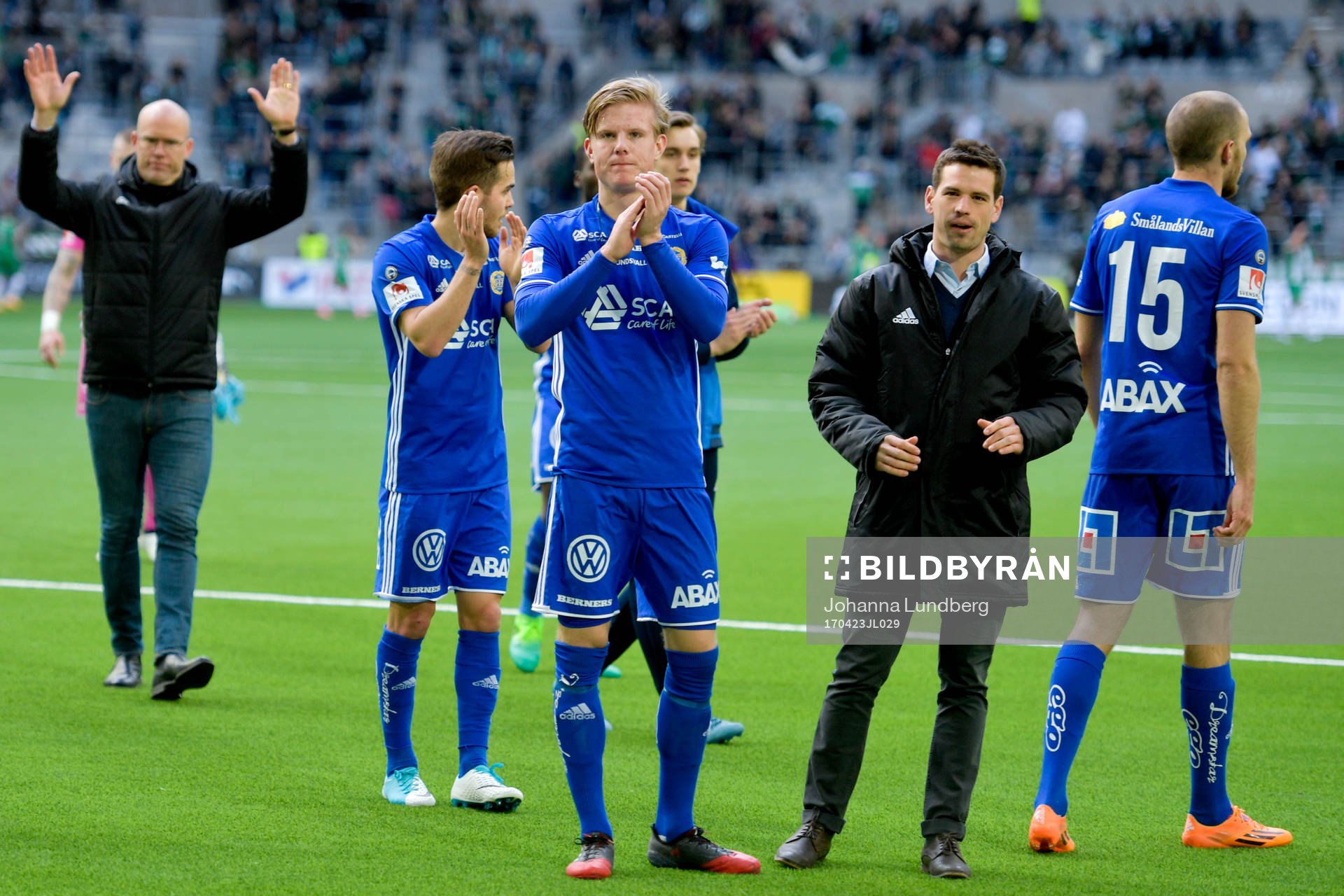 Sundsvalls spelare tackar publiken efter under fotbollsmatchen i Allsvenskan mellan Hammarby och Sundsvall den 23 april 2017 i Stockholm.