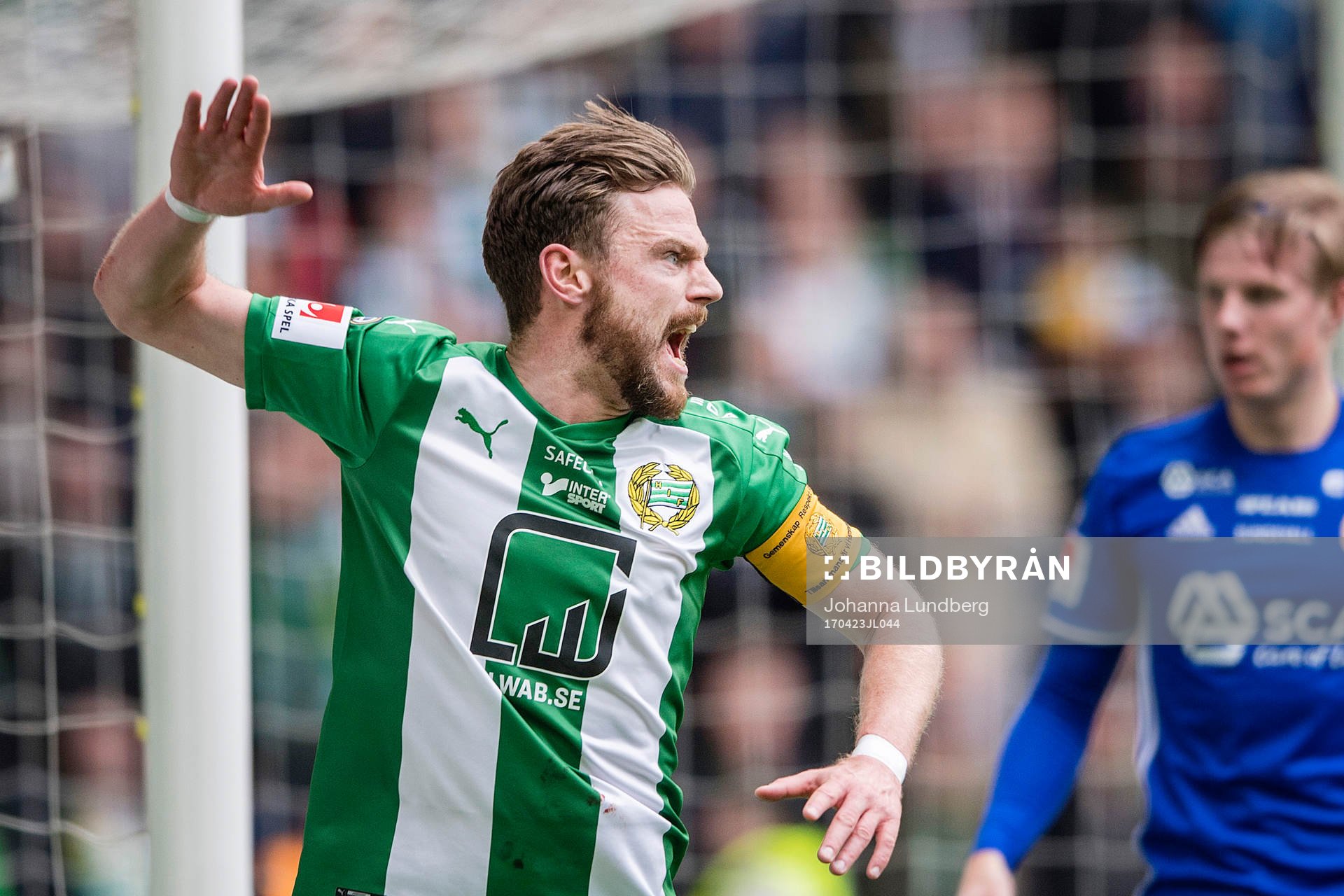Hammarbys Arnór Smárason reagerar mot domaren