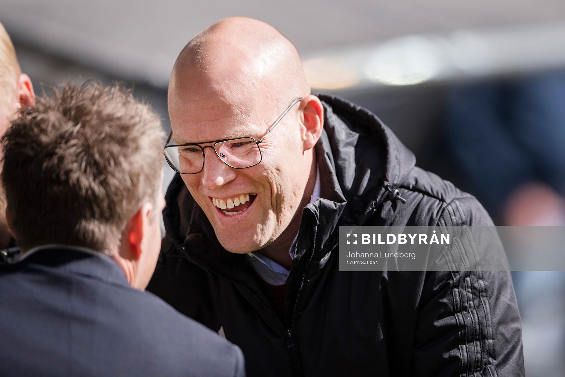 Sundsvalls tränare Joel Cedergren hälsar på Hammarbys
