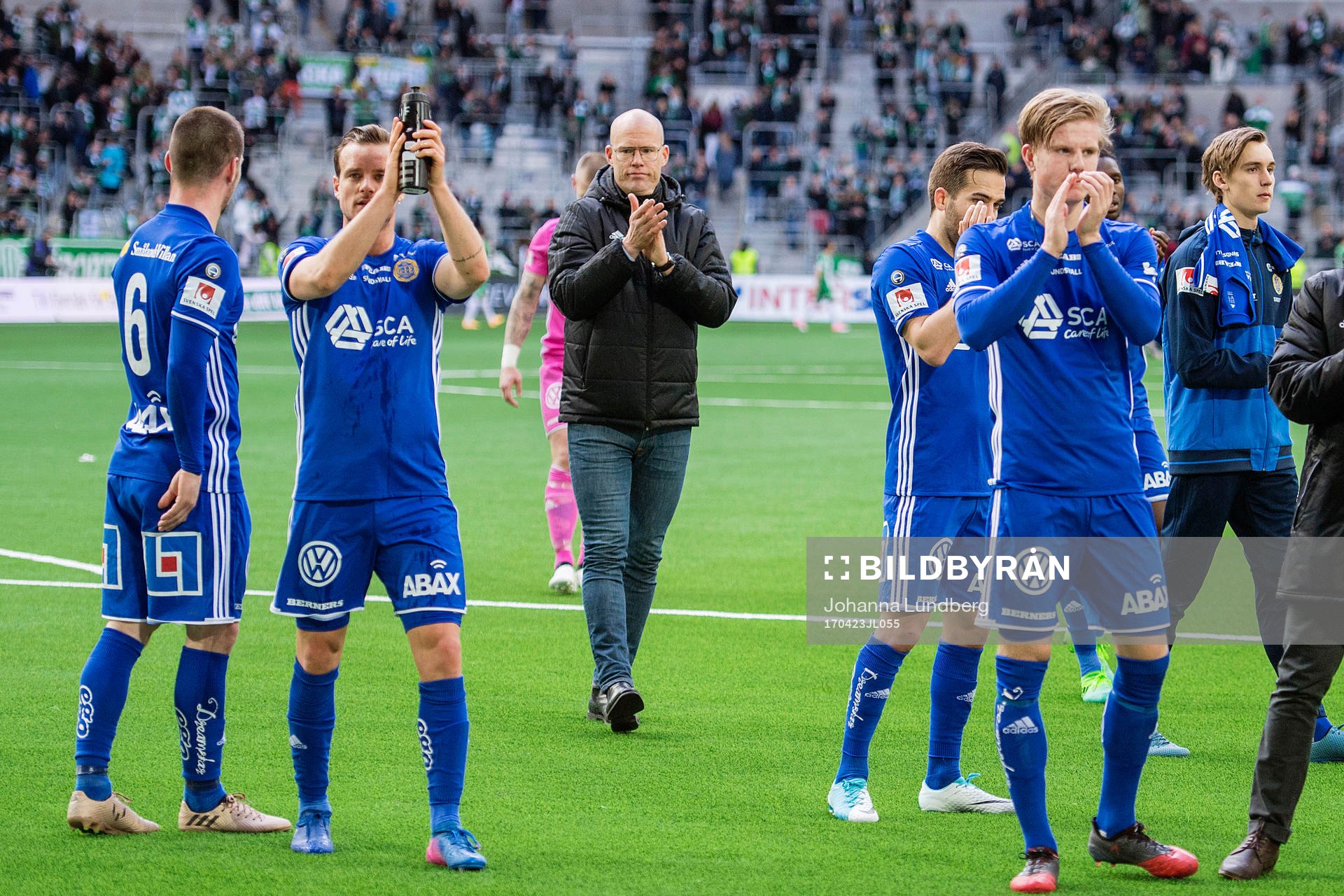 Sundsvalls spelare och tränare Joel Cedergren tackar