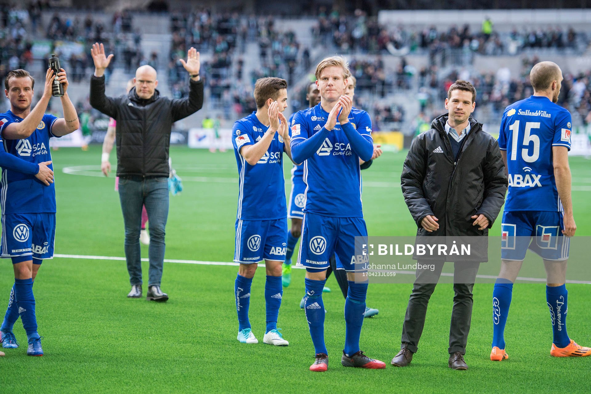Sundsvalls spelare och tränare Joel Cedergren tackar