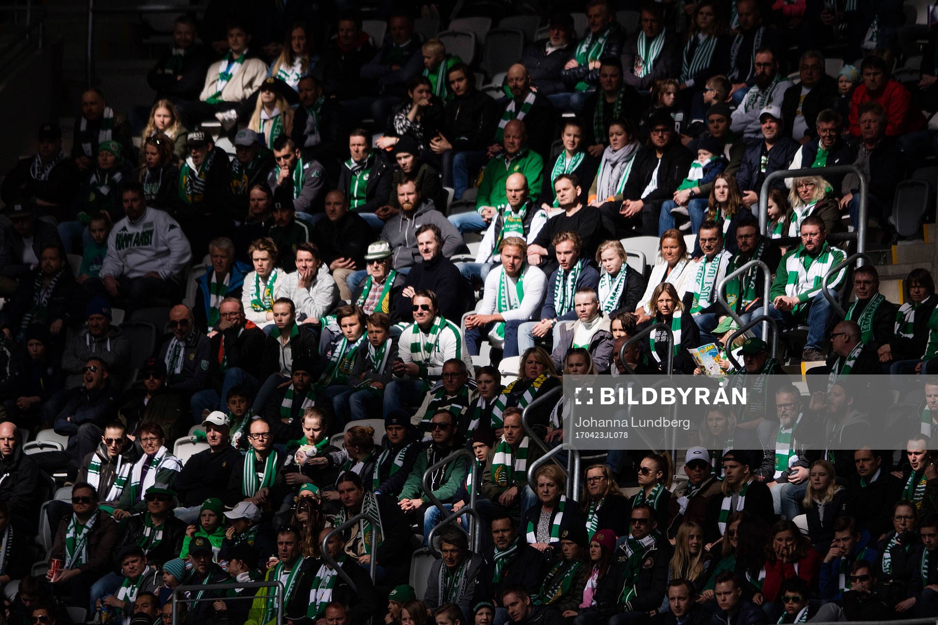 Hammarbys supportrar följer spelet på Tele2 arena