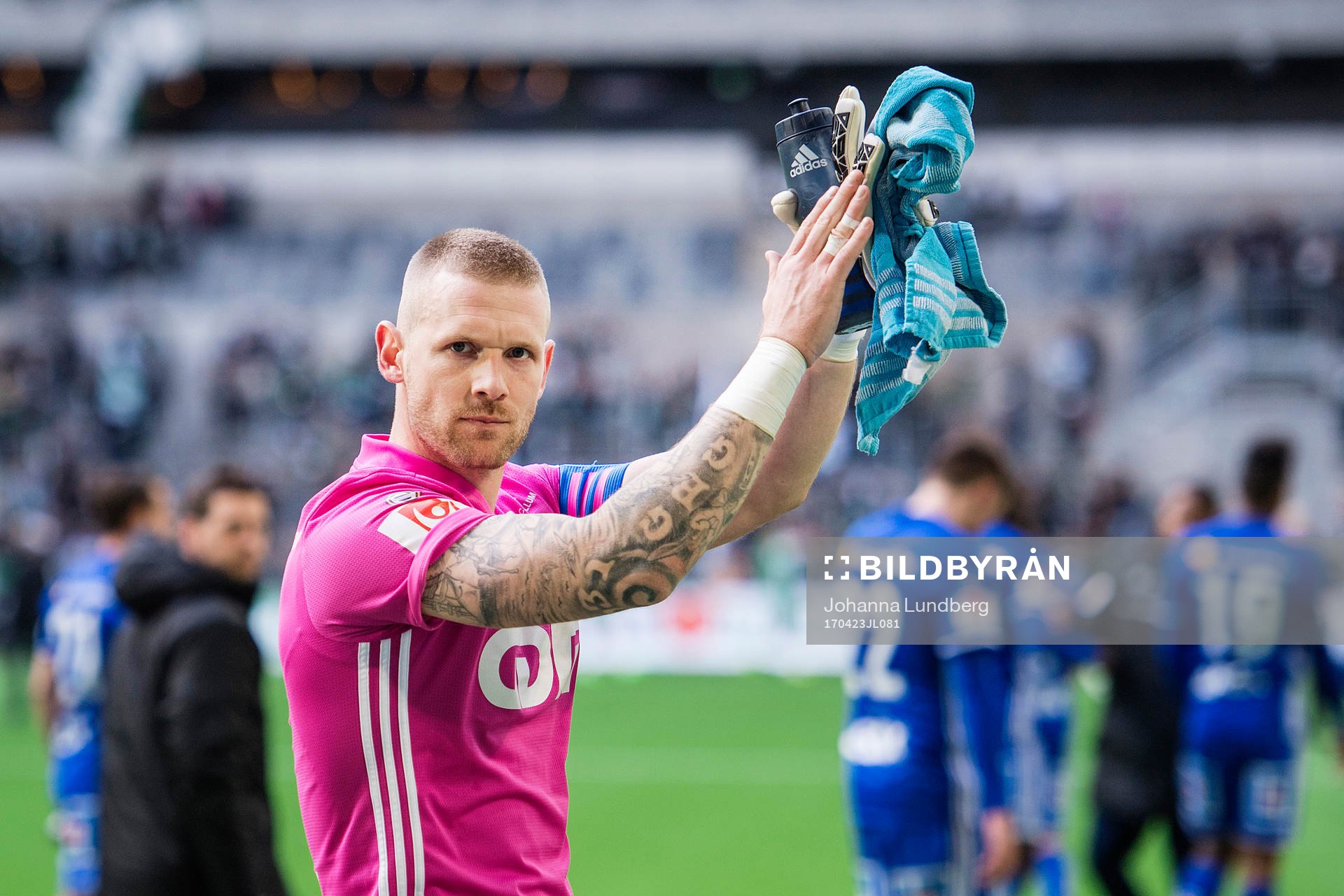 Sundsvalls målvakt Tommy Naurin tackar publiken efter fotbollsmatchen i Allsvenskan mellan Hammarby och Sundsvall den 23 april 2017 i Stockholm.