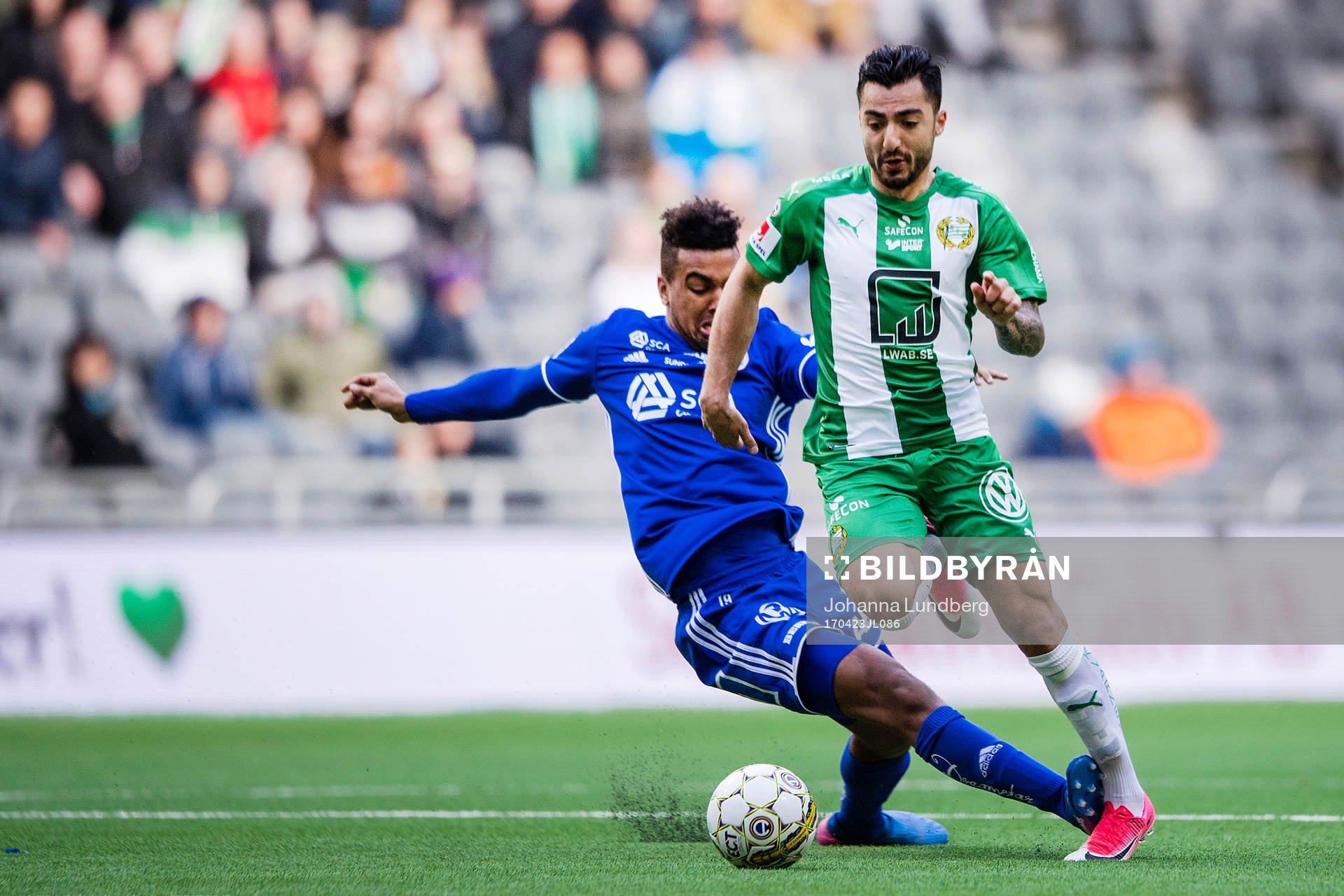 Sundsvalls Noah Sonko Sundberg och Hammarbys Jiloan Hamad under fotbollsmatchen i Allsvenskan mellan Hammarby och Sundsvall den 23 april 2017 i Stockholm.