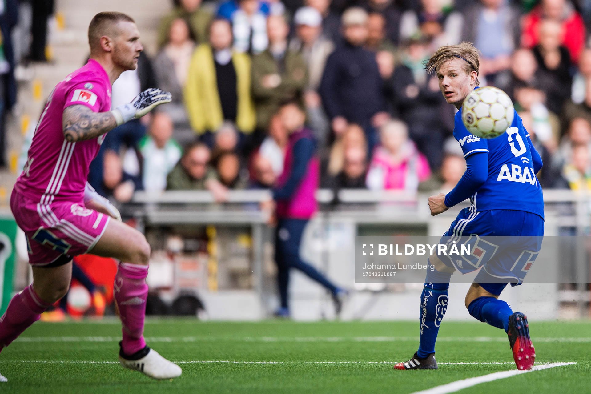Sundsvalls Eric Björkander styr ut bollen under fotbollsmatchen i Allsvenskan mellan Hammarby och Sundsvall den 23 april 2017 i Stockholm.