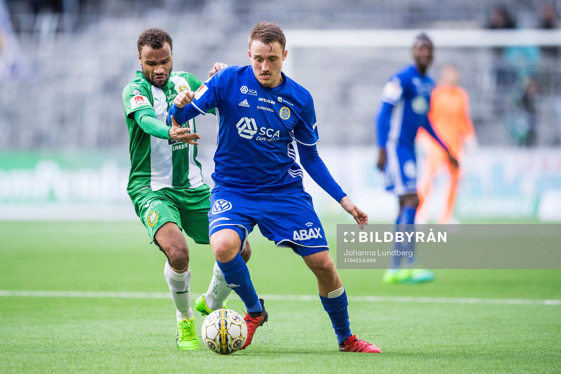 Hammarbys Serge-Junior Martinsson Ngoualioch Sundsvalls Smajl Suljevic under fotbollsmatchen i Allsvenskan mellan Hammarby och Sundsvall den 23 april 2017 i Stockholm.