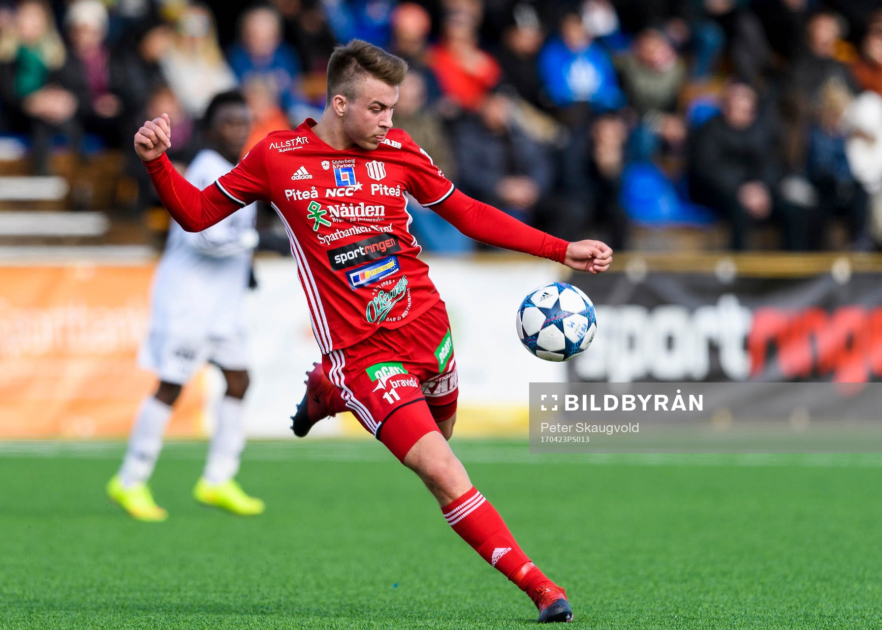 Piteås Alex Naylor avlossar ett skott