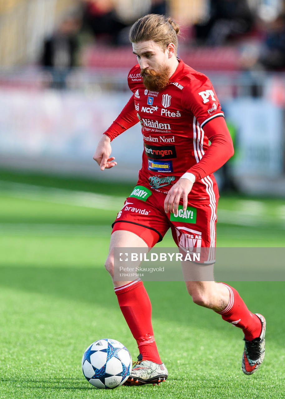 Piteås Joachim Olofsson med bollen