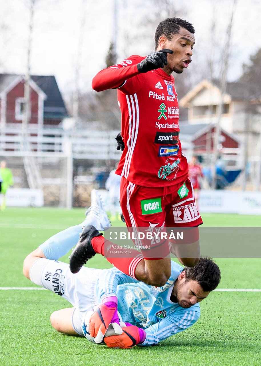 Gällivare/Malmbergets målvakt Uros Poljanec fångar