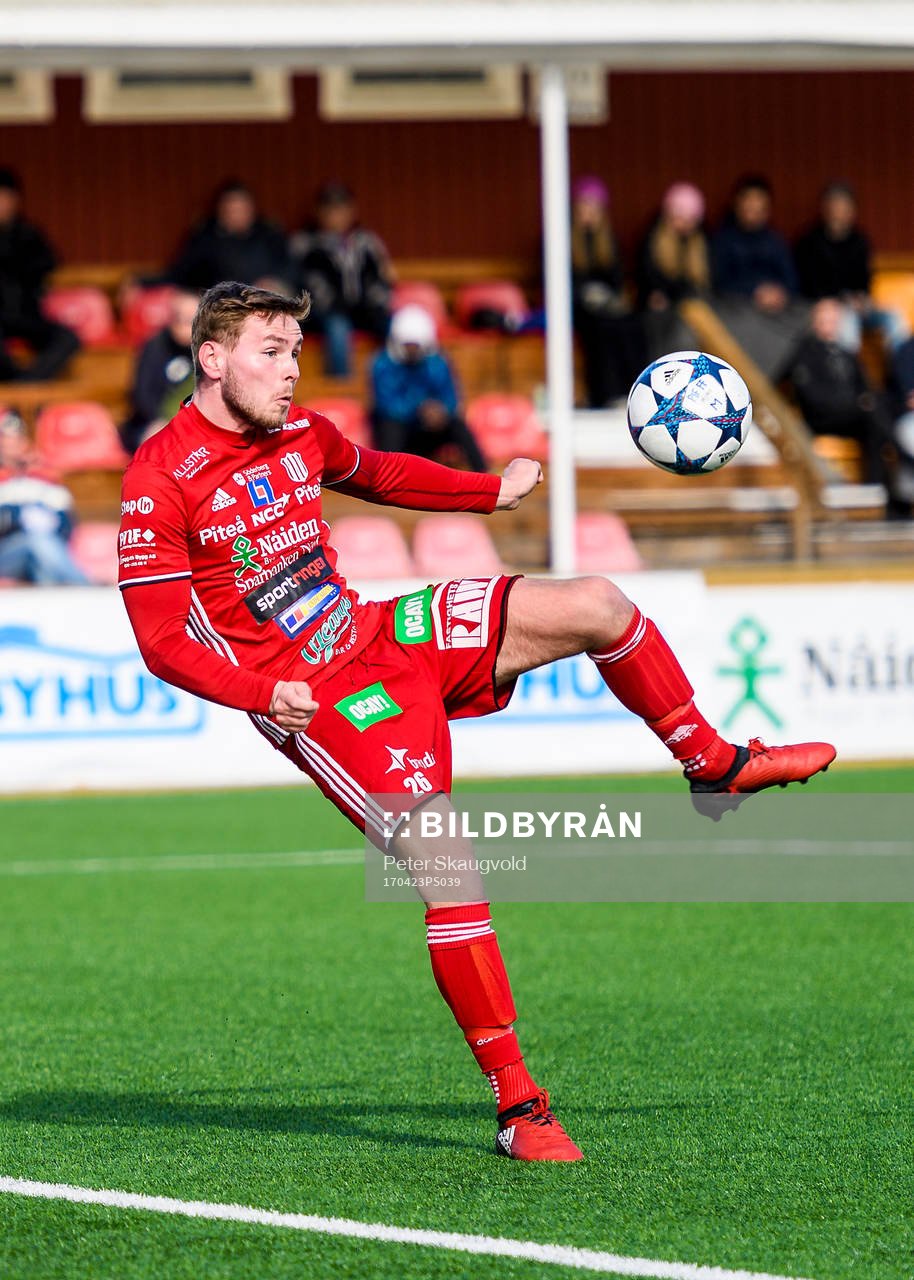 Piteås Anton Rosengren laddar för skott
