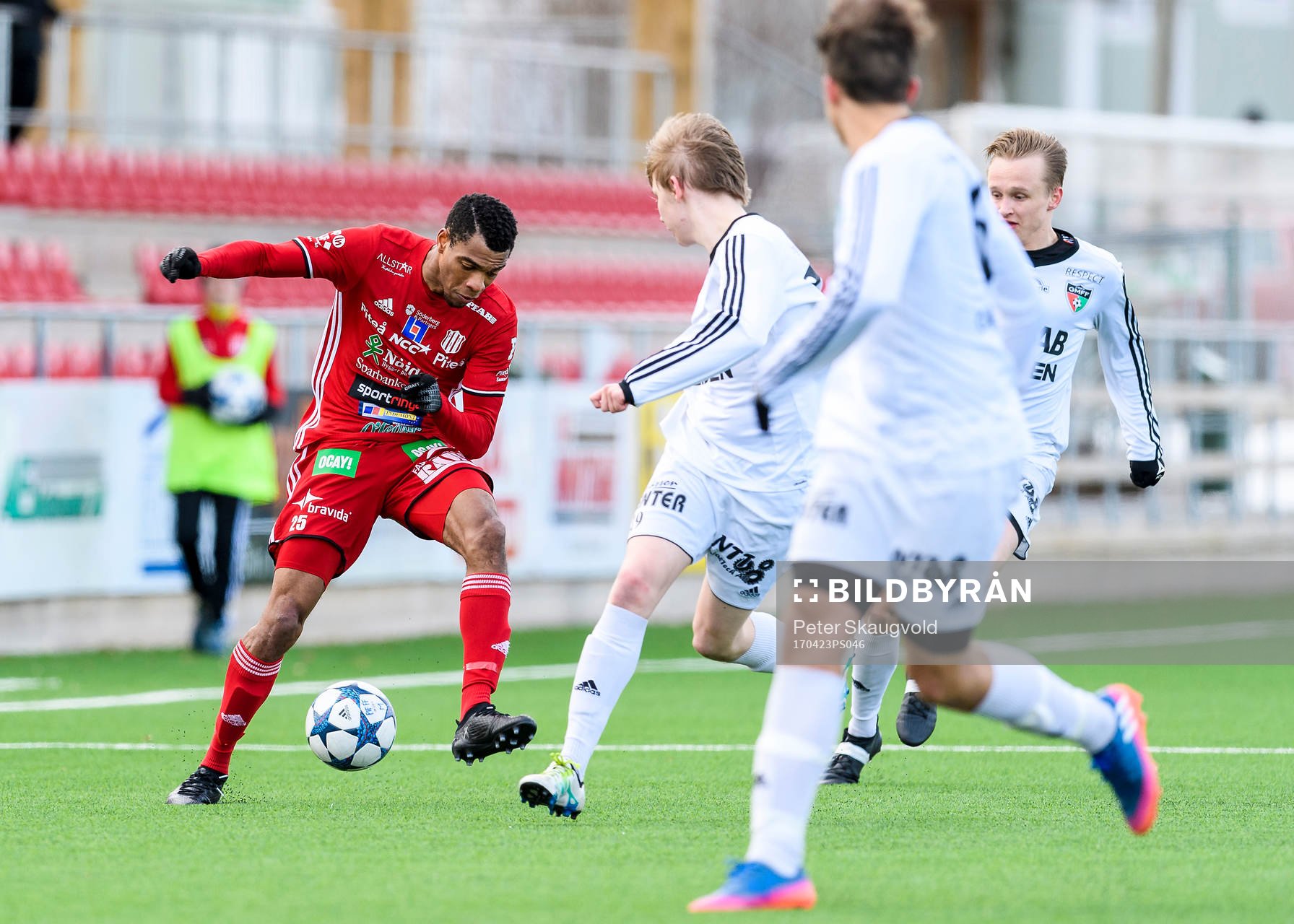 Piteås Kraig Rochester omringad av 3st