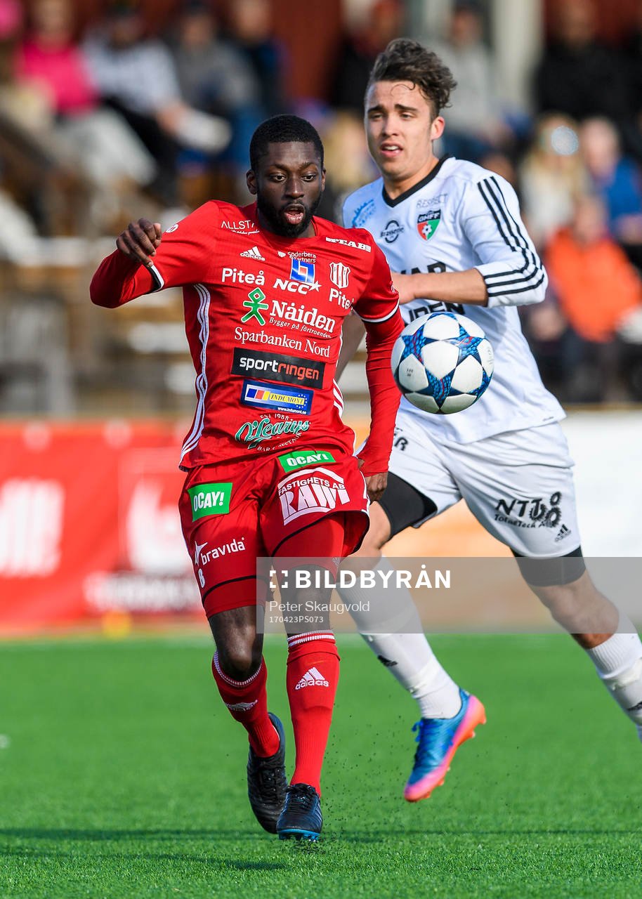 Piteås Samuel Naiwo med bollen