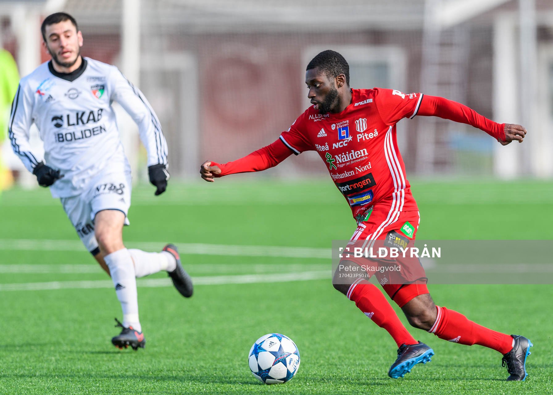 Piteås Samuel Naiwo med bollen