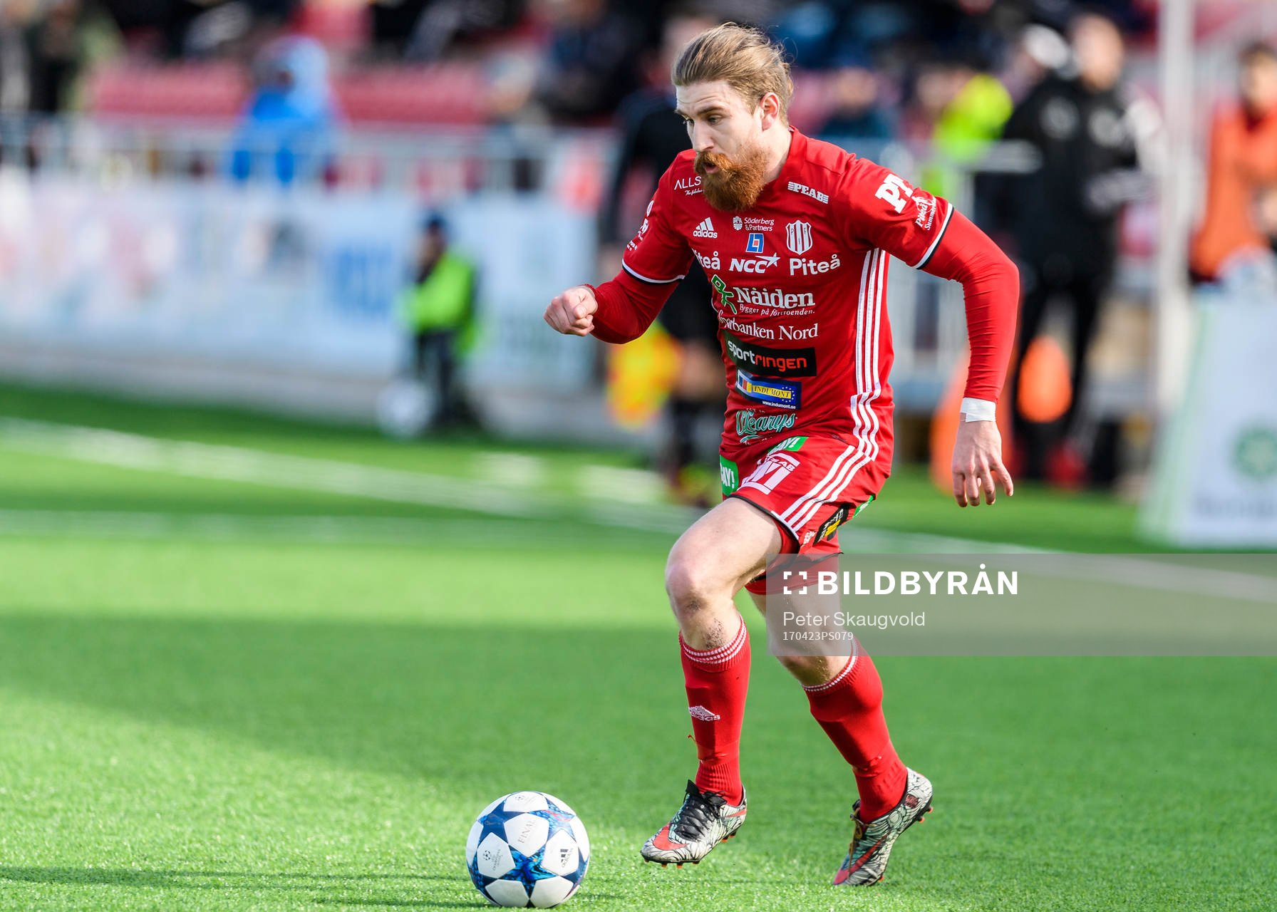 Piteås Joachim Olofsson med bollen