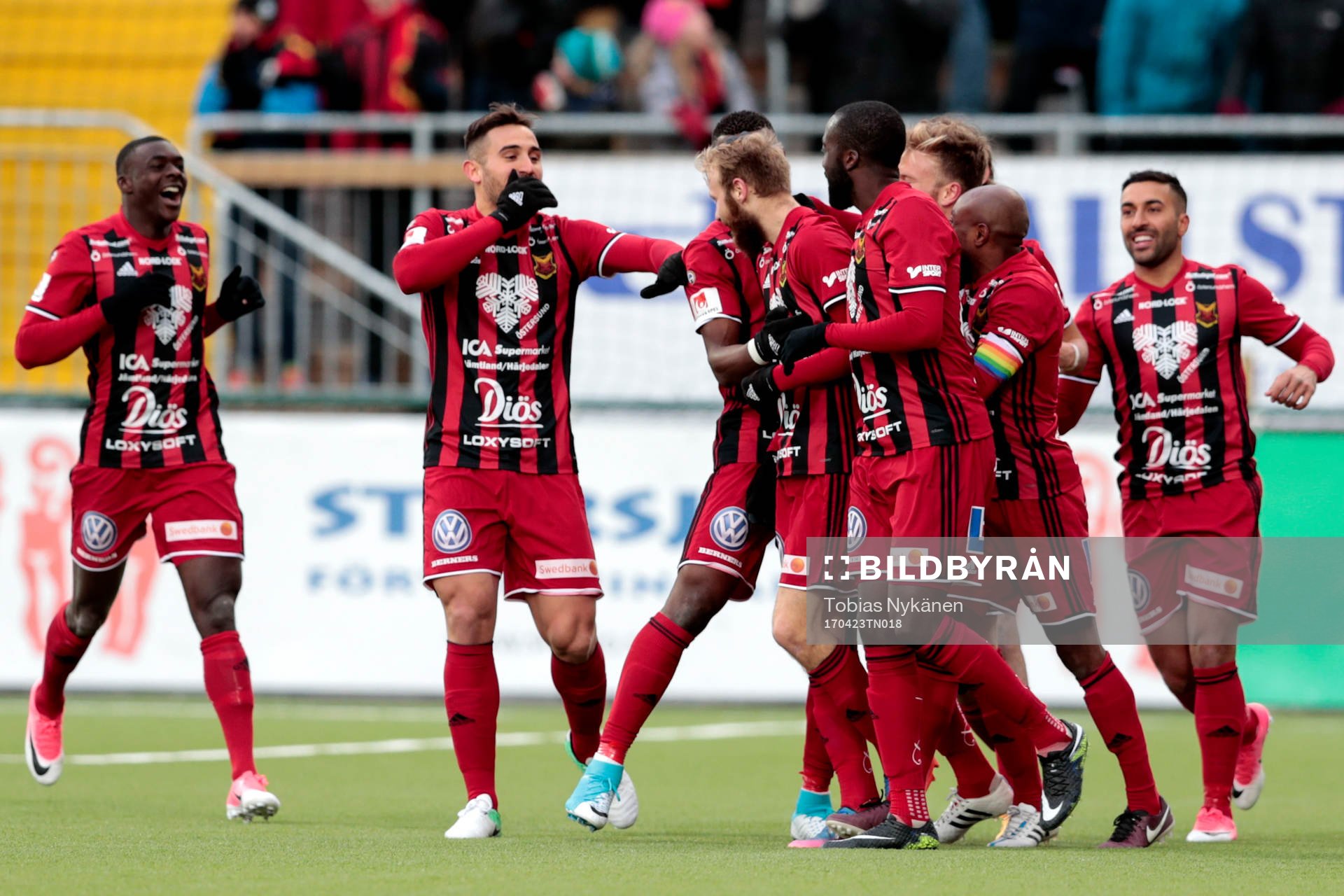 Östersunds Curtis Edwards jublar med lagkamrater