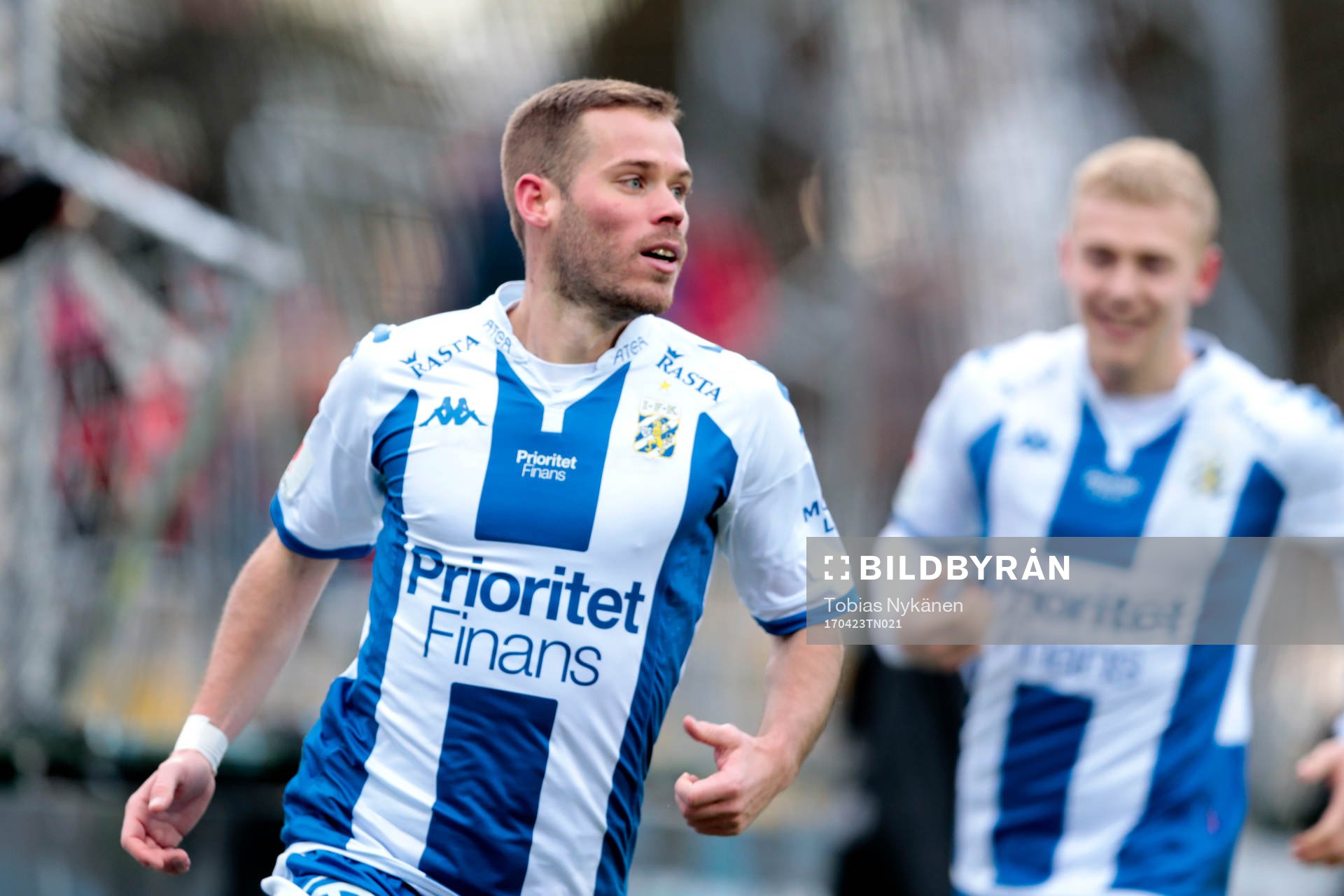 IFK Göteborgs Emil Salomonsson jublar efter att ha gjort 1-1 på straff under fotbollsmatchen i Allsvenskan mellan Östersund och IFK Göteborg den 23 april 2017 i Östersund.