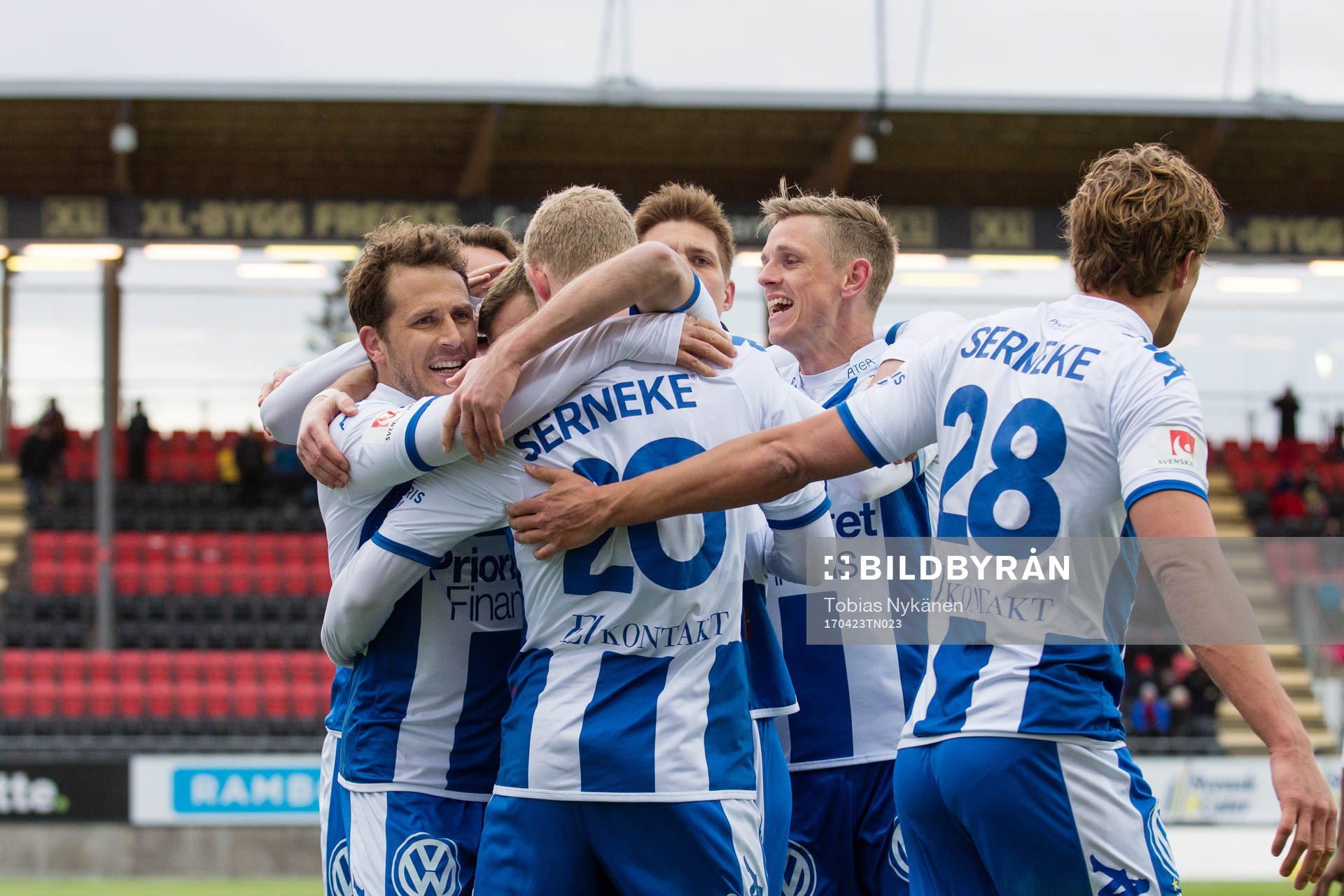 IFK Göteborg jublar efter att Emil Salomonsson kvitterat till 1-1 under fotbollsmatchen i Allsvenskan mellan Östersund och IFK Göteborg den 23 april 2017 i Östersund.