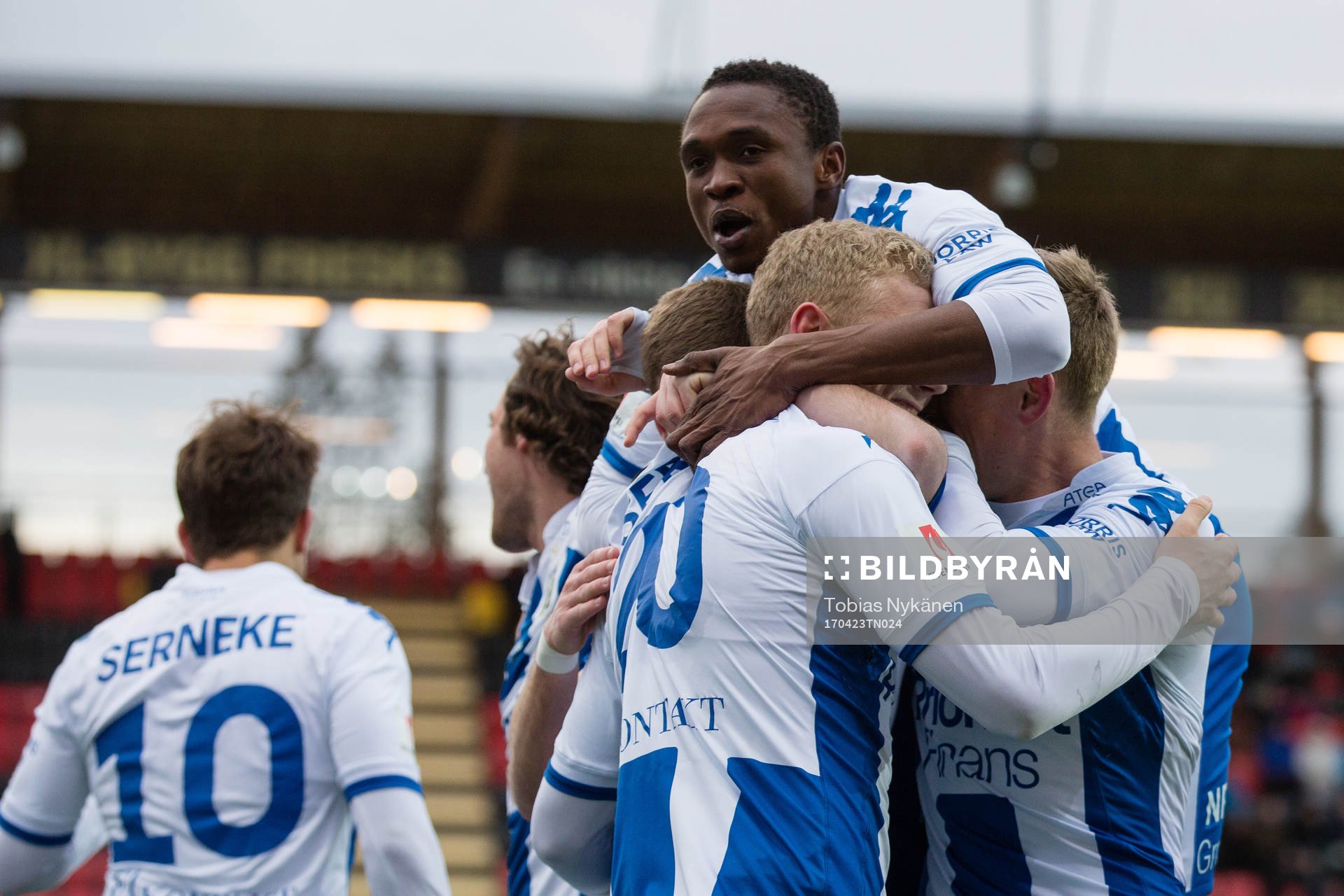 IFK Göteborg jublar efter att Emil Salomonsson kvitterat till 1-1 under fotbollsmatchen i Allsvenskan mellan Östersund och IFK Göteborg den 23 april 2017 i Östersund.
