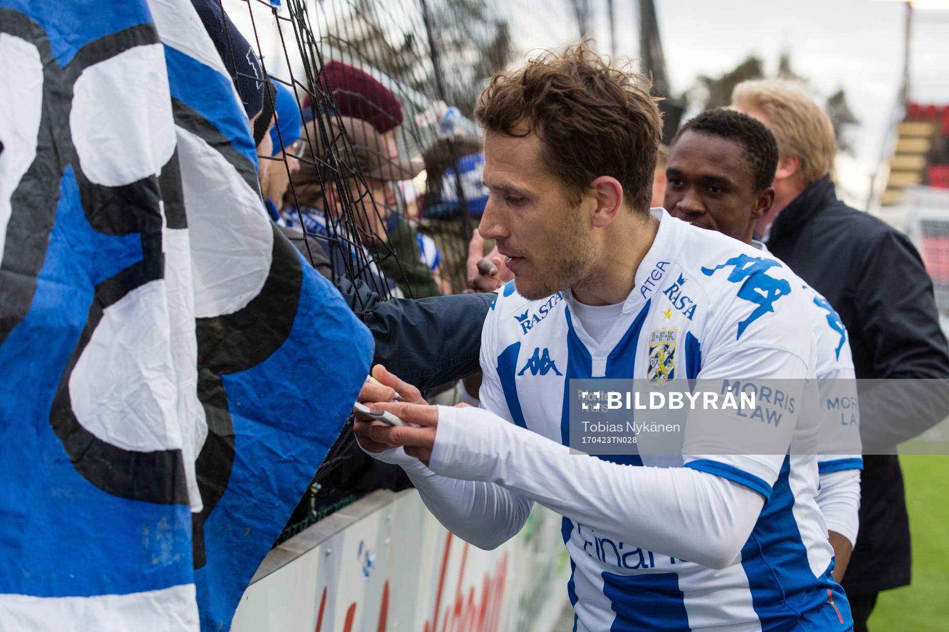 IFK Göteborgs Tobias Hysen skriver en autograf