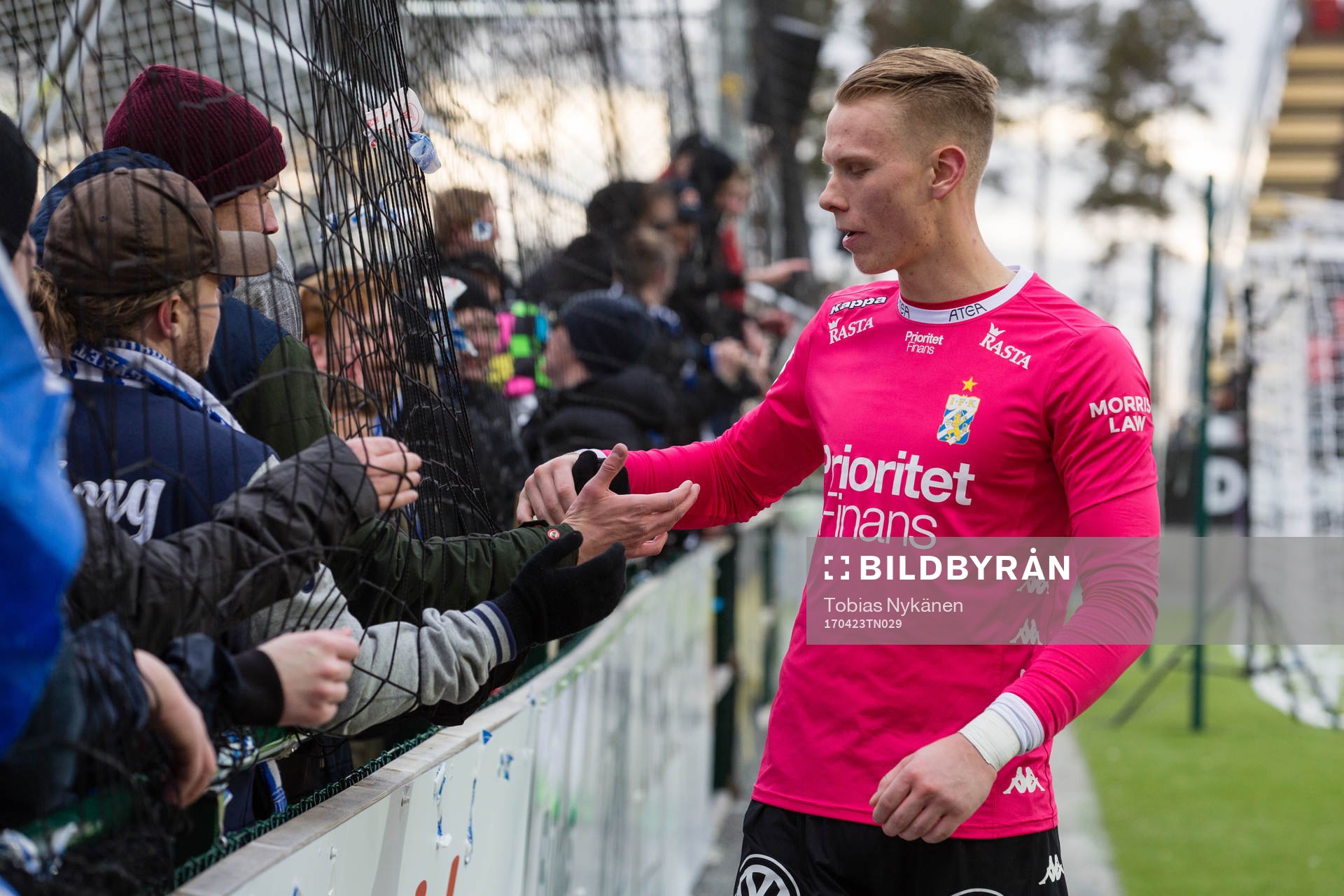 IFK Göteborgs målvakt Pontus Dahlberg tackar fansen